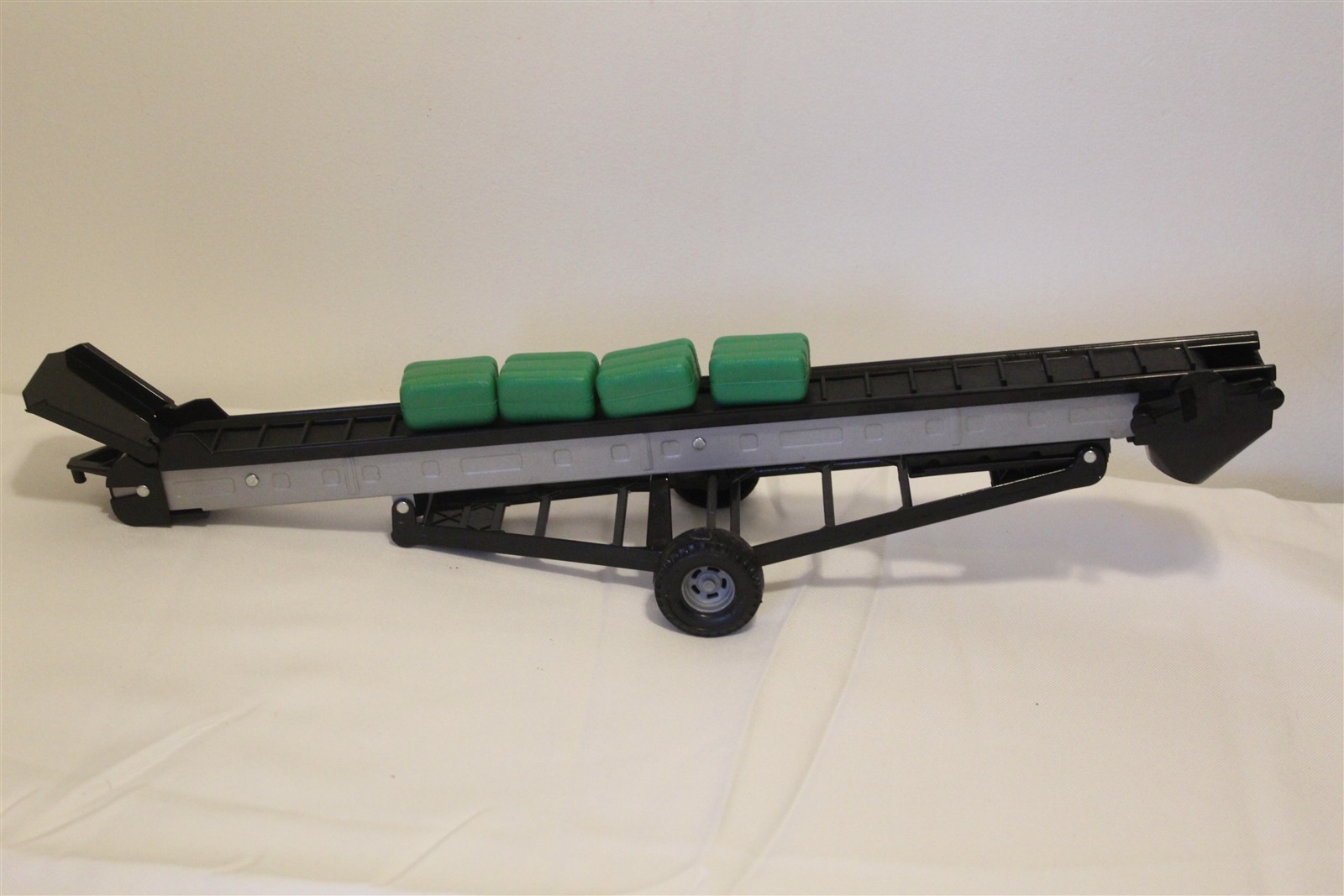 ERTL HAND CRANK BELTED ELEVATOR HITCHES TO 1/16 SCALE ERTL TRACTORS #5609