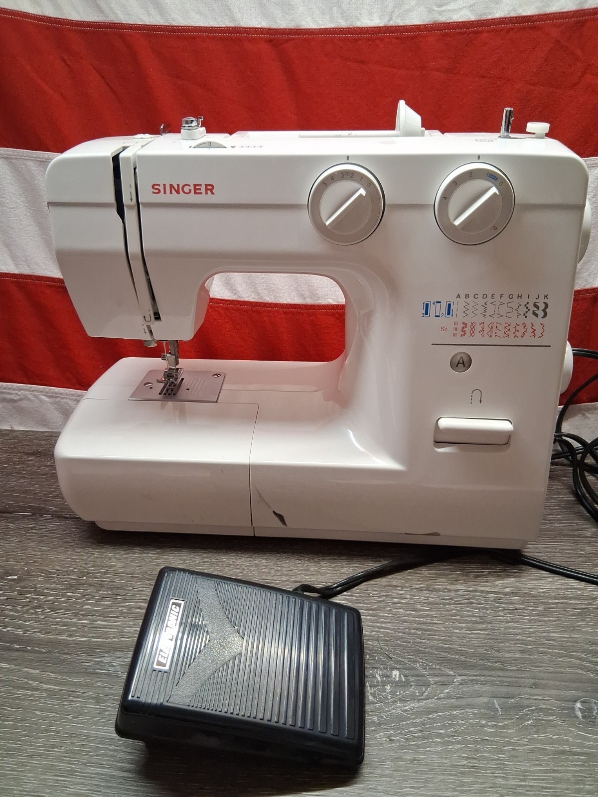 Singer Model 1120 Portable Domestic Home Sewing Machine Tested Working