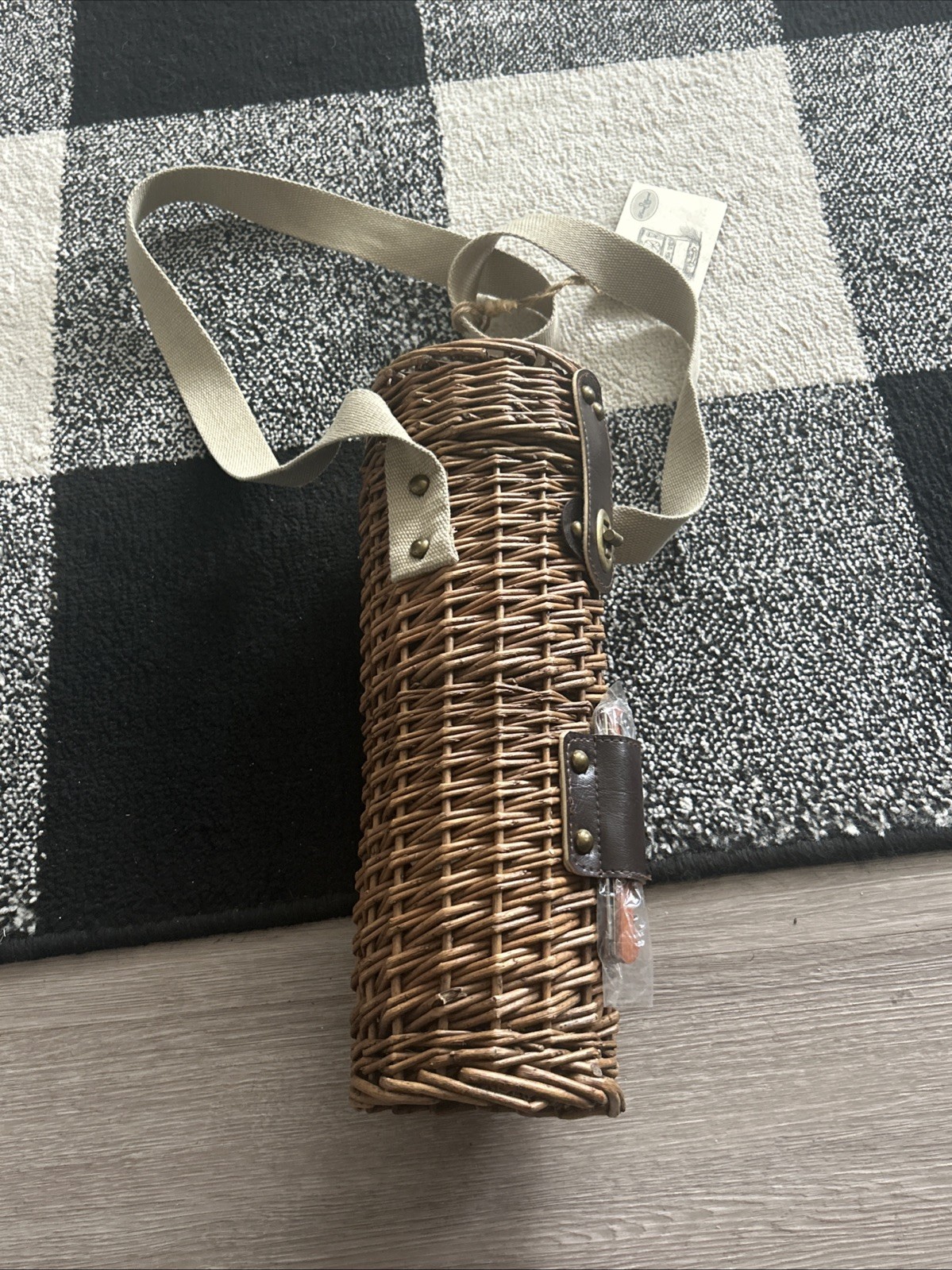 Picnics And Beyond Hanging Wine Basket With Tag