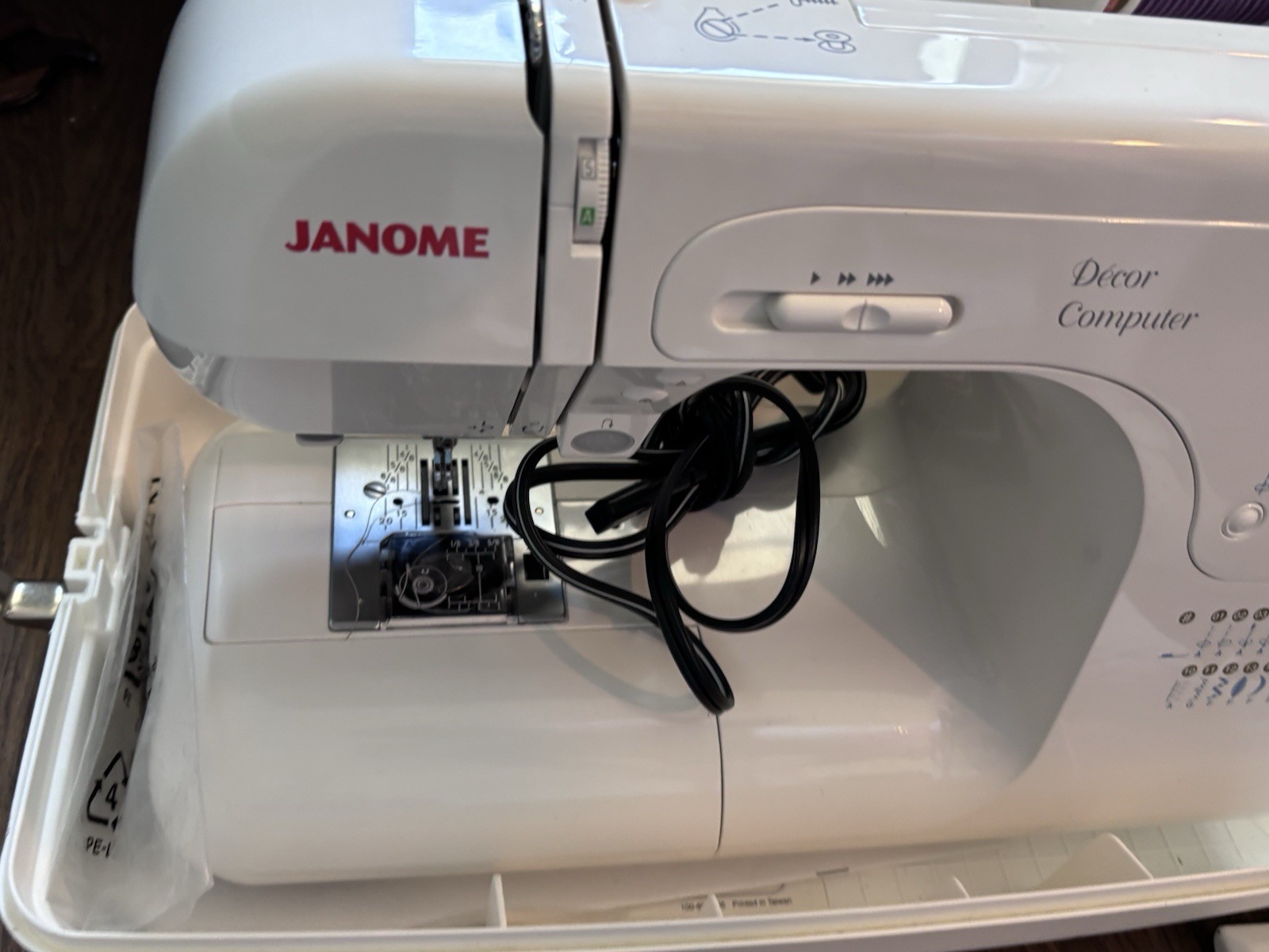 Janome DC3018 Decor Computer sewing machine with case Pedal READ DESCRIPTION