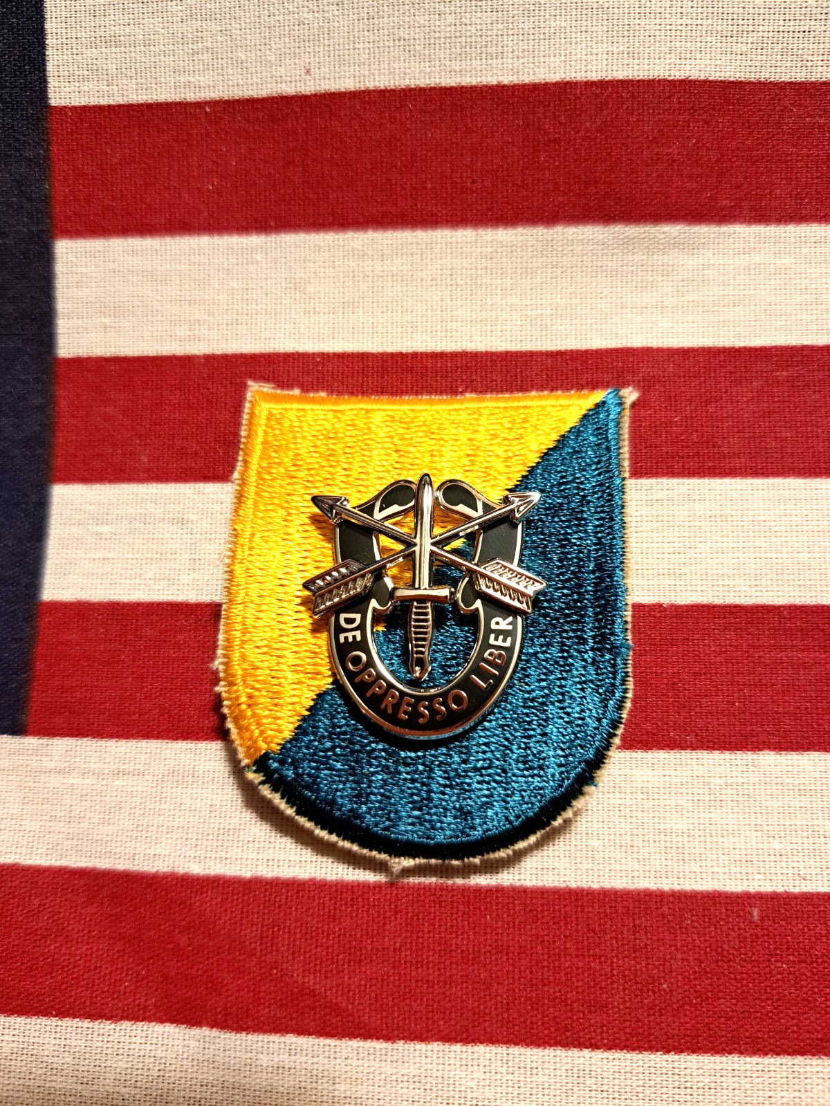 8TH SPECIAL FORCES GROUP BERET FLASH C/E PATCH WITH CREST DUI HM G23