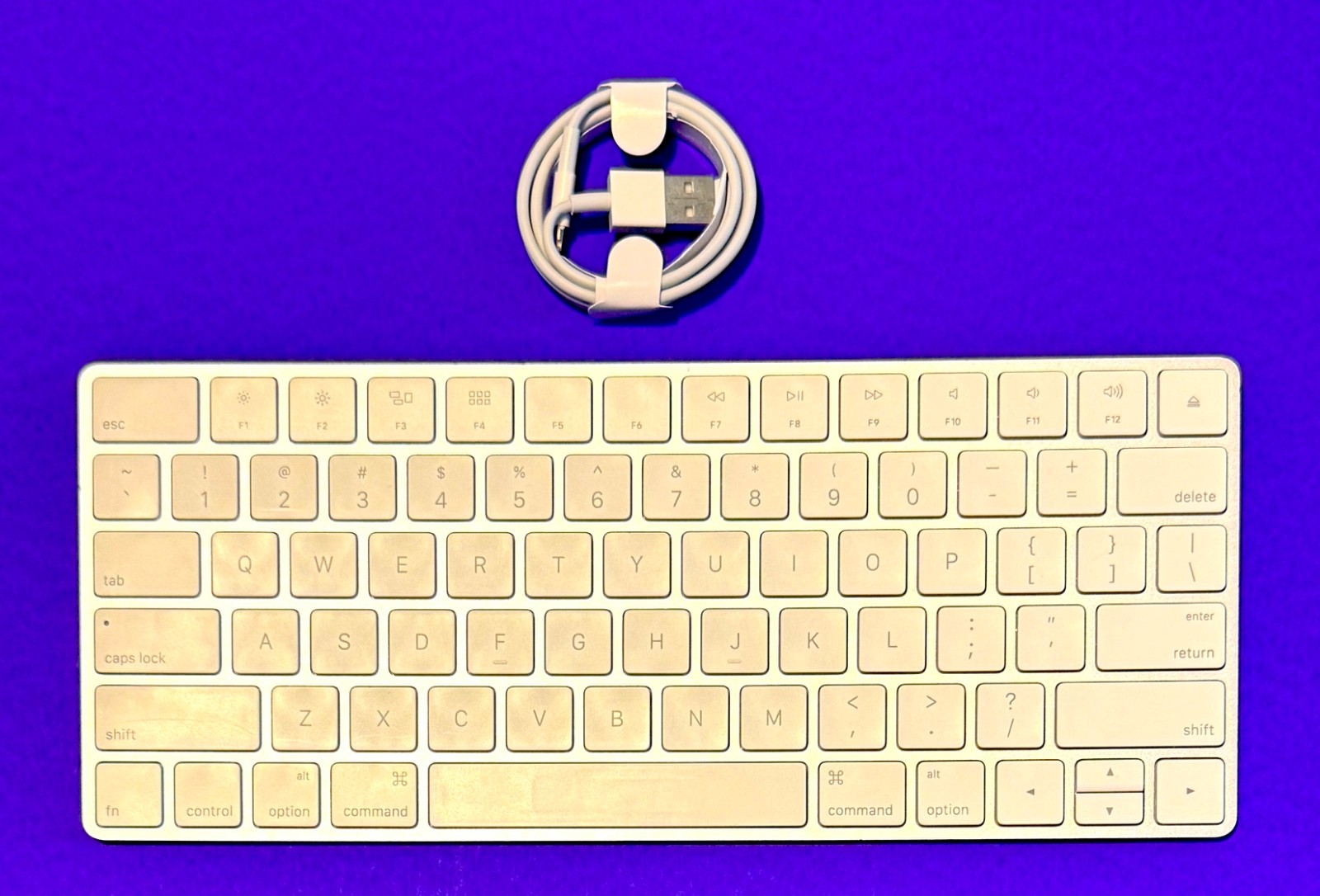 Apple A1644 MLA22LL Magic Keyboard White Fuly Tested Works Great!!!!