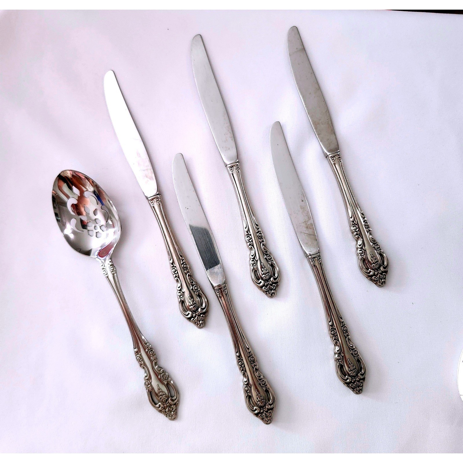 Oneida Community Stainless Steel BRAHMS 5-Dinner Knives 1-Pierced Serving Spoon