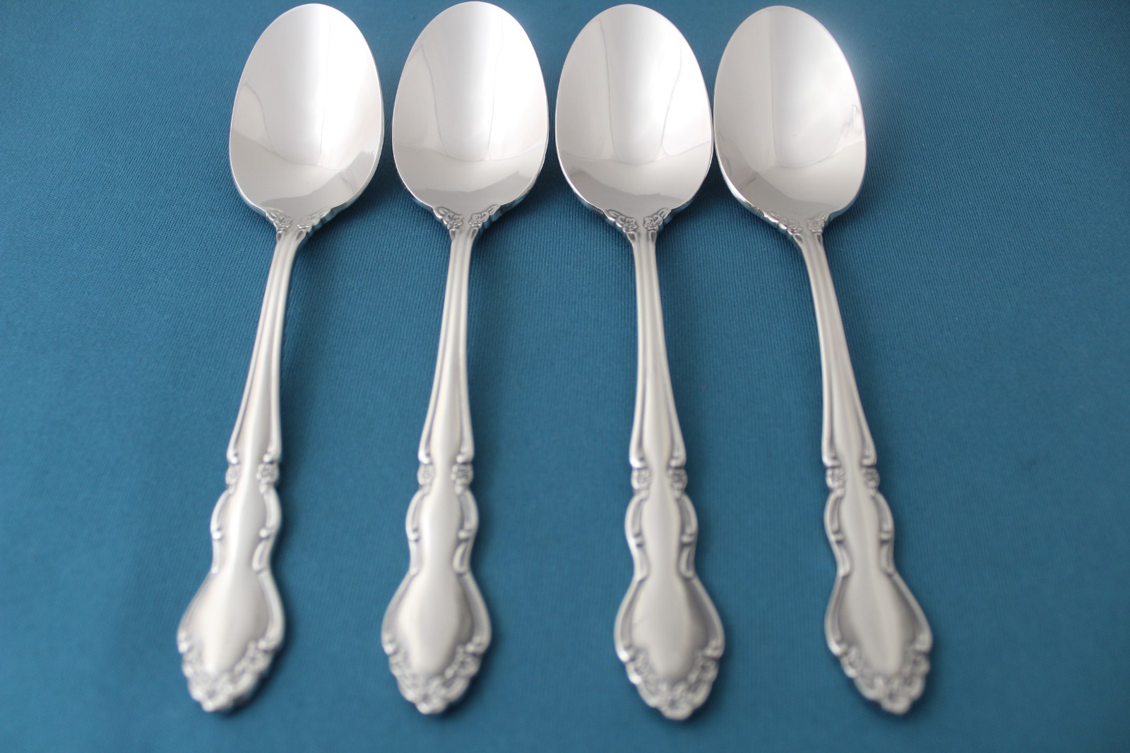 Oneida DOVER GLOSSY Place Oval Soup Spoons (Set of 4) 18/10 Vietnam NEW 6 5/8"