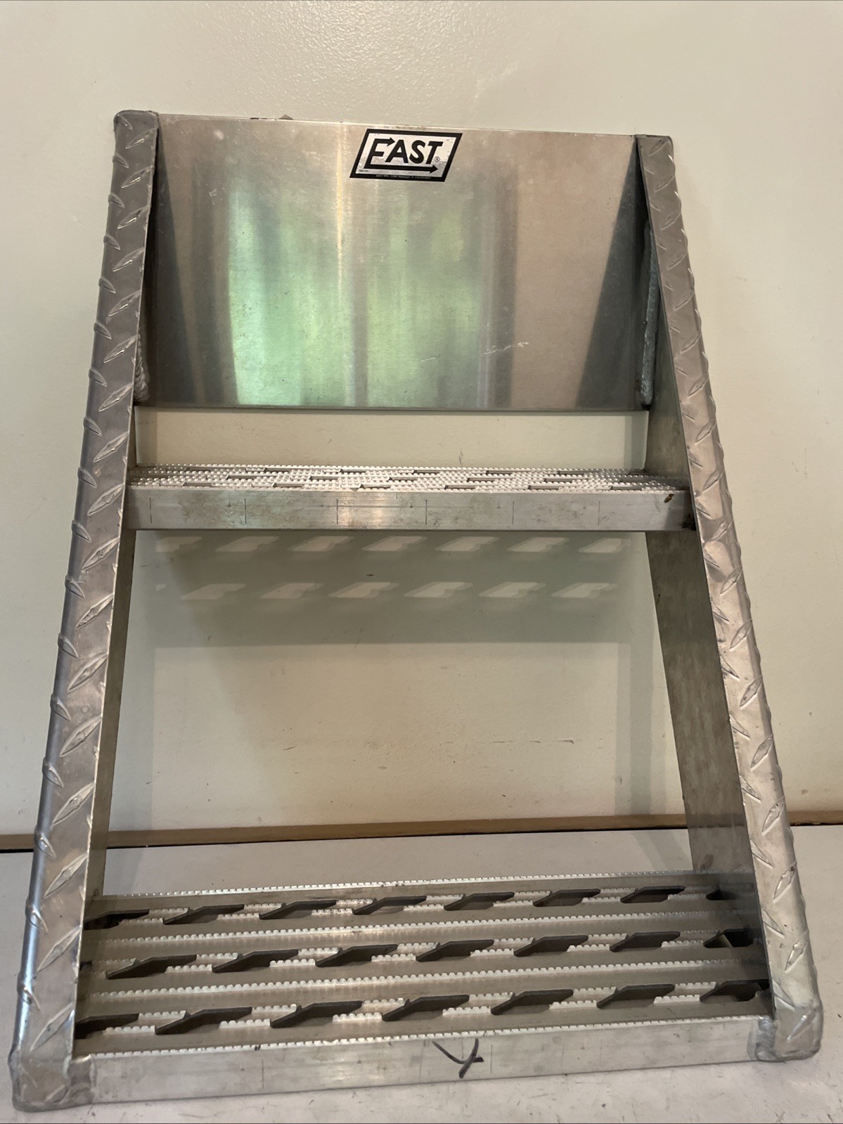 EAST MANUFACTURING 18 INCH BOLT ON TRUCK FRAME STEP ALUMINUM 099-30017-18