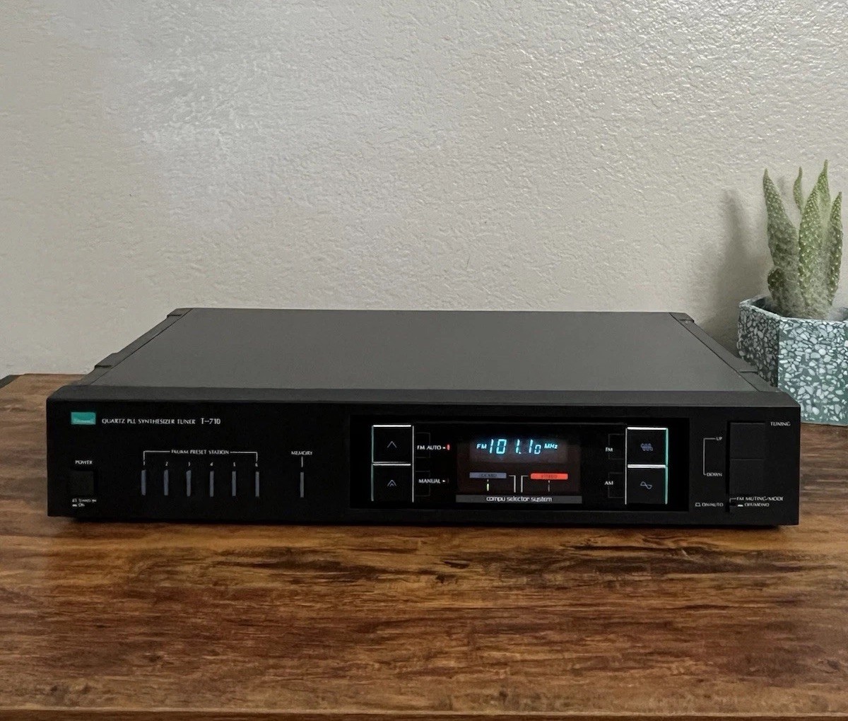 Vintage Sansui T-710  Quartz PLL Synthesizer AM/FM Stereo Tuner Tested -JAPAN