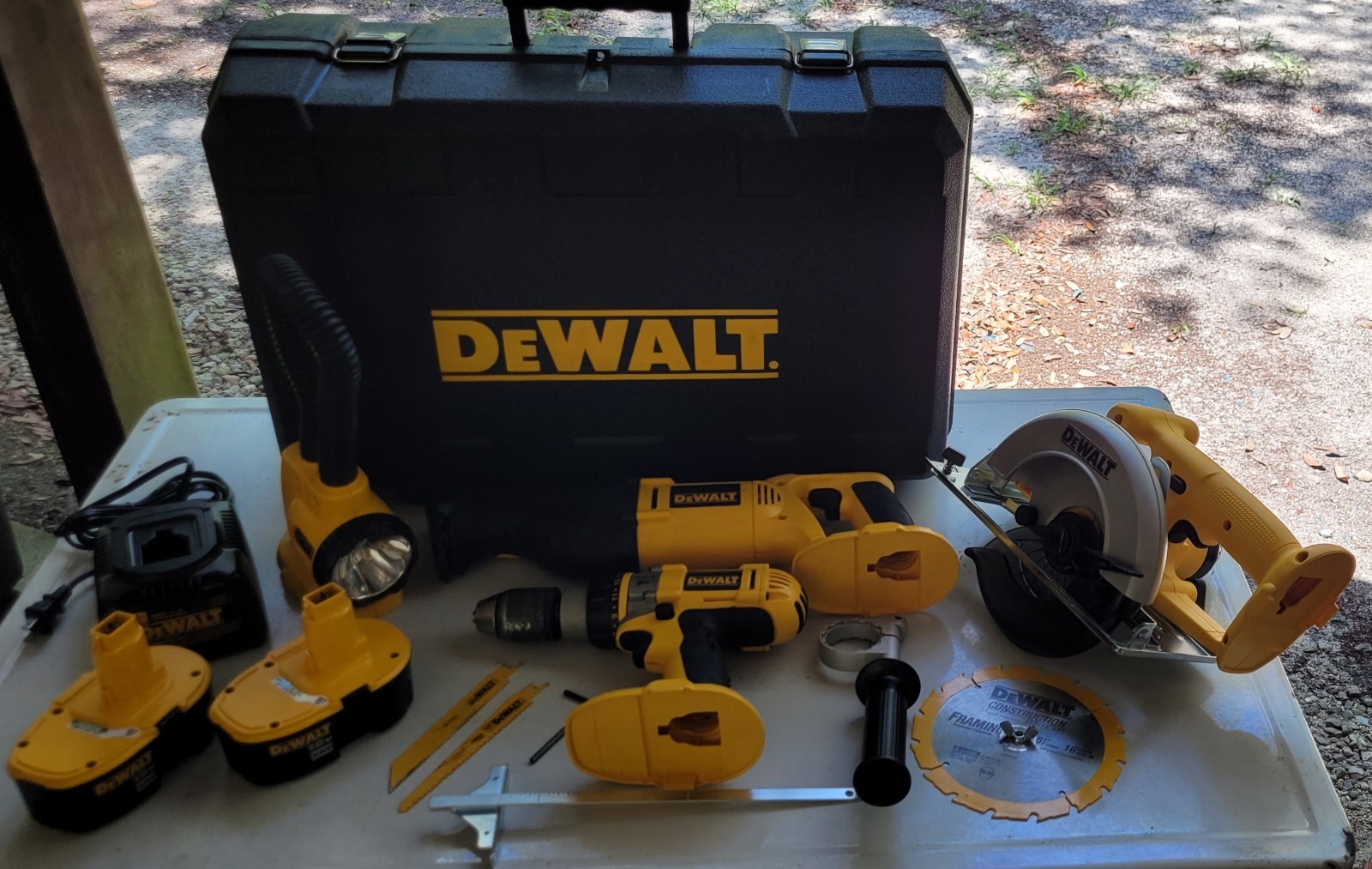 DEWALT 4 TOOL COMBO KIT LOOKS BARELY OR NEVER USED READ DESCRIPTION CHECK PIC'S