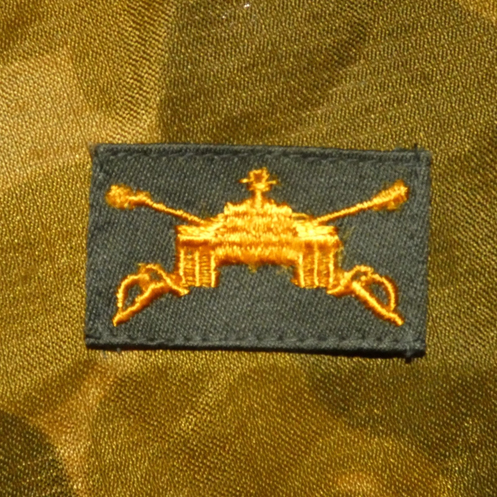 1960s US Army Armor Branch Officer BOS OD Poplin Cloth Collar Badge