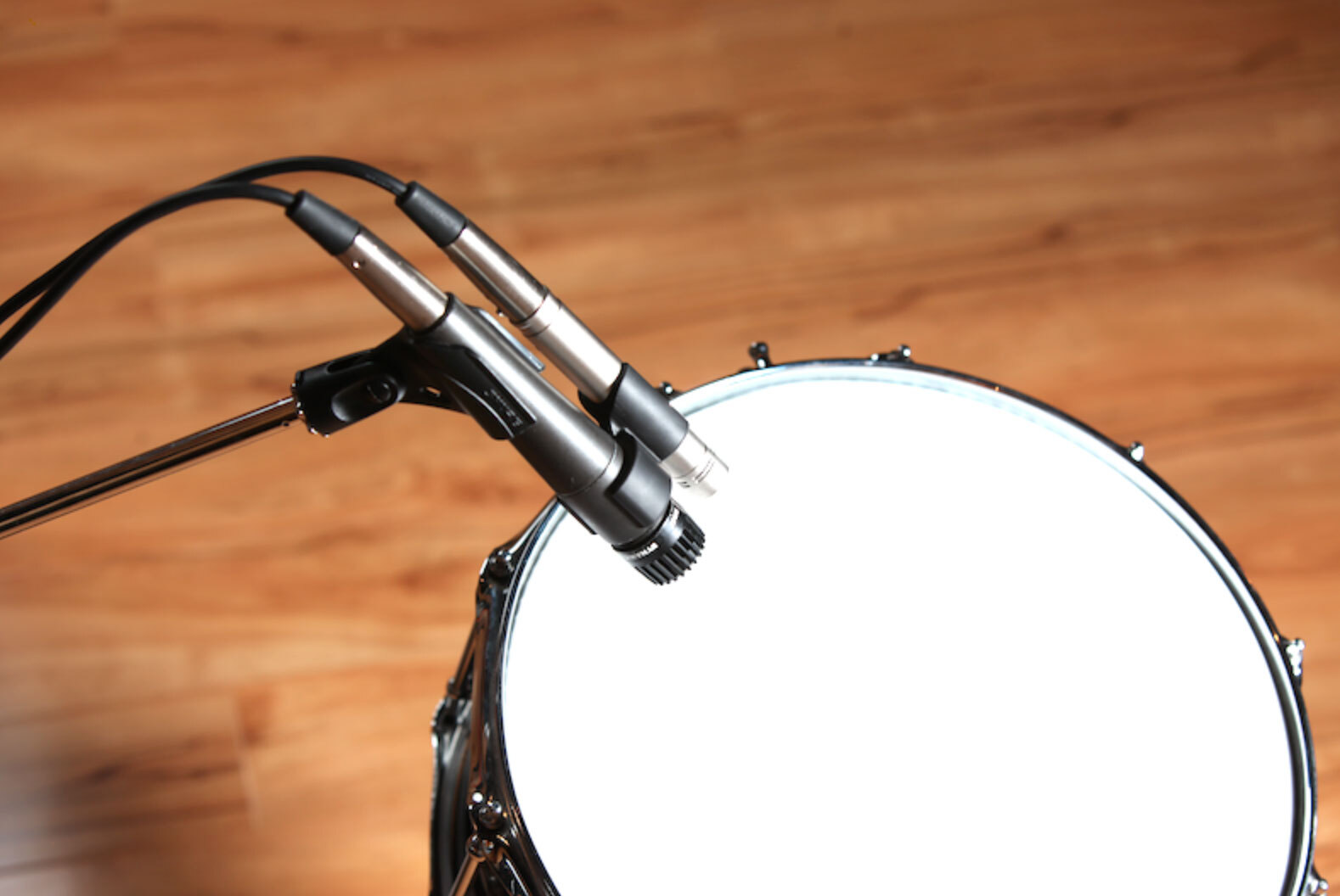 The X Clip Dual Microphone Clip SM57 with Small-Diaphragm Condenser Mic Mount