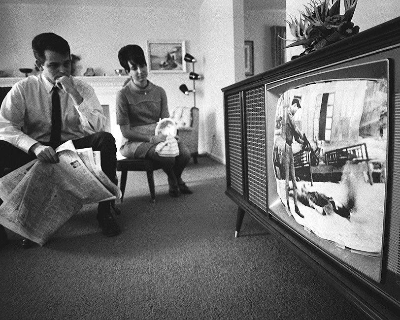 MAN AND WOMAN WATCHING VIETNAM WAR FOOTAGE 8x10 GLOSSY PHOTO PRINT