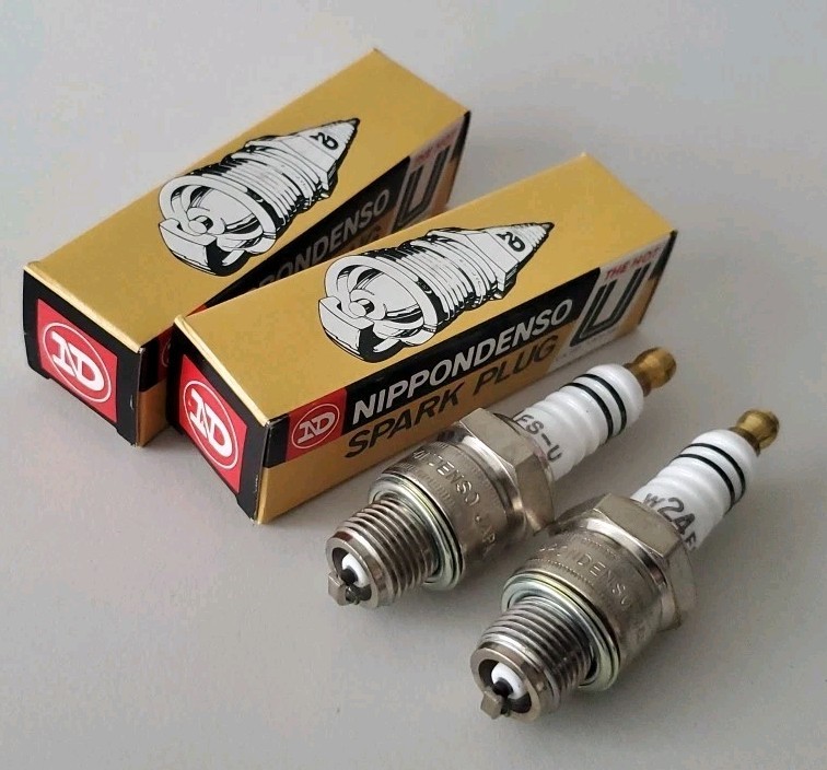 NOS NIPPONDENSO ND W24FS-U SPARKPLUGS B8HS EQUIVALENT SPARKPLUG SET OF TWO PLUGS