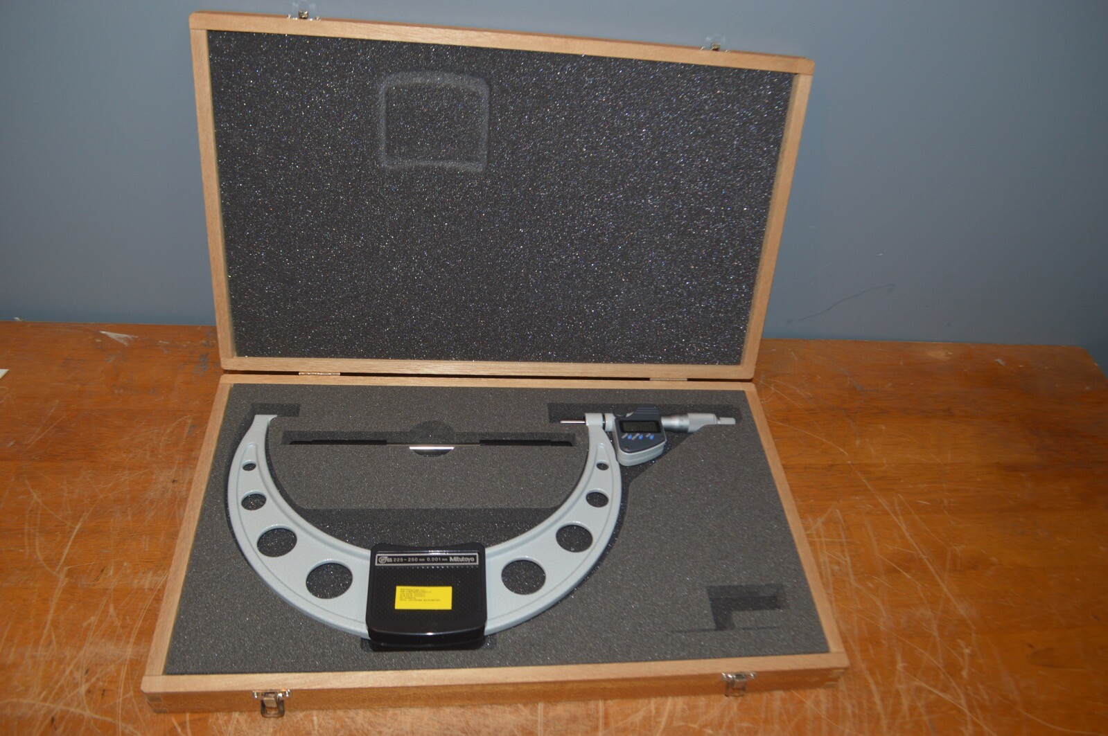 Mitutoyo Digital Micrometer 293-255-10 225-250mm