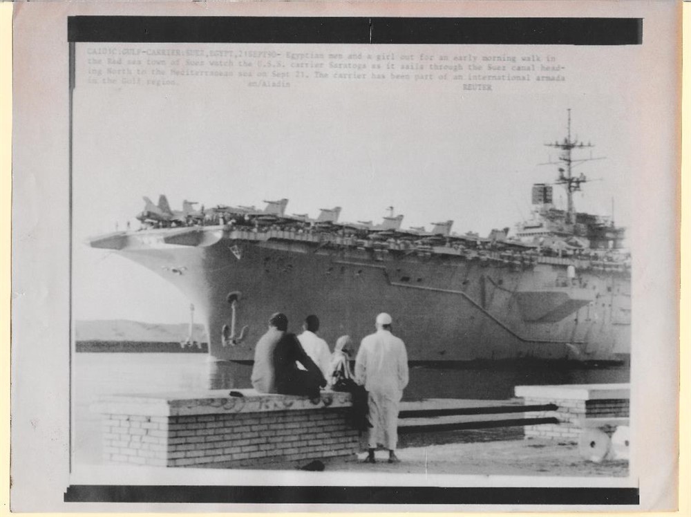 1990 Carrier USS Saratoga at Suez Egypt After Gulf Duty Original News Photo