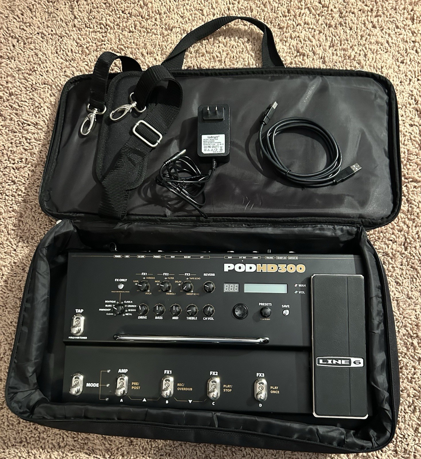 LINE 6 POD HD300 Guitar MULTI-EFFECTS Processor Case Tested Excellent Condition