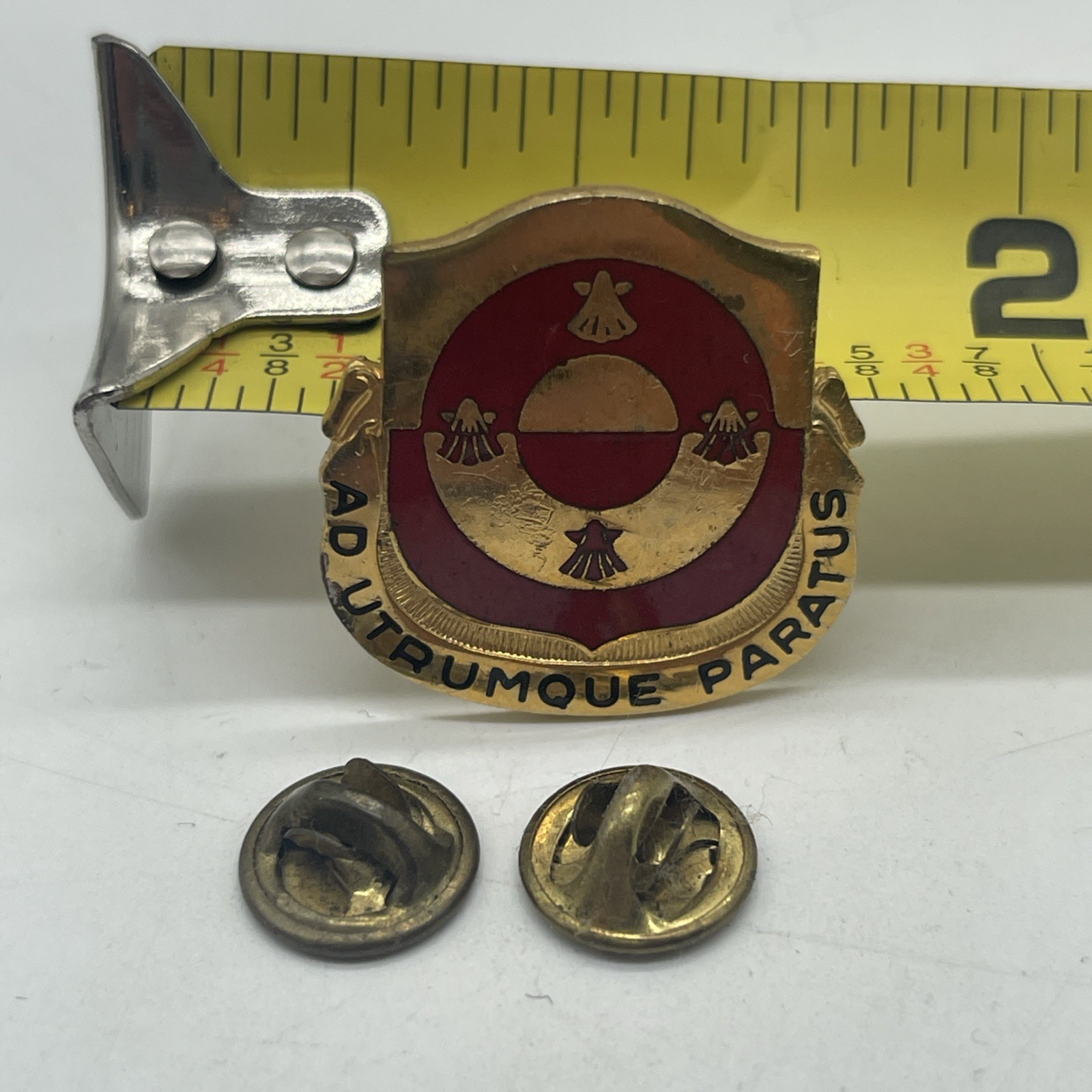 U.S. Military 923rd Field Artillery Battalion Crest DUI Pin AD UTRUMQUE PARATUS