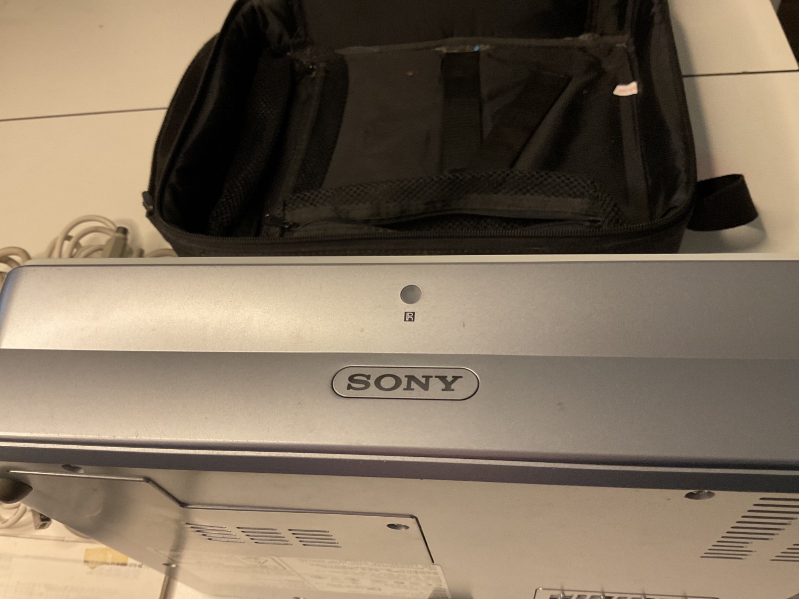Sony VPL-CS6 DATA PROJECTOR w/Remote Control Power & VGA Cable and carry case