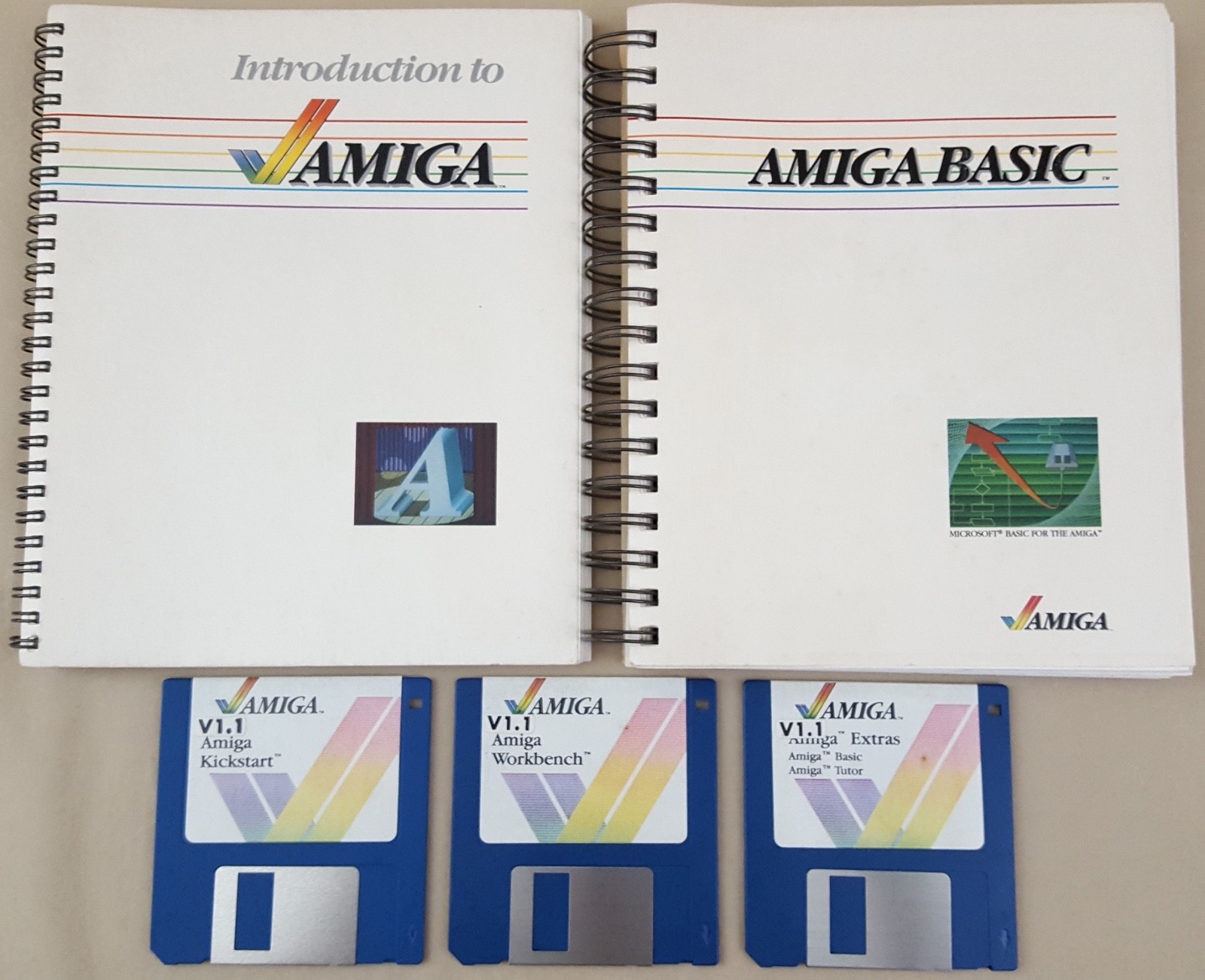 Introduction to Commodore Amiga 1000 Manuals v1.1 Kickstart Workbench Extras 3.5