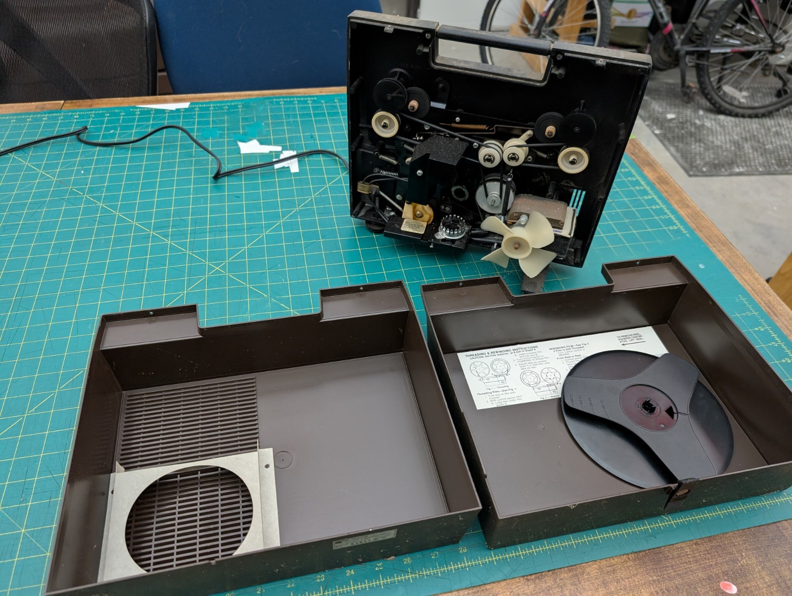 NO BULB NO BELT - GAF 2588Z 8MM Movie Film Projector Model #438-M5Z  !Charity!