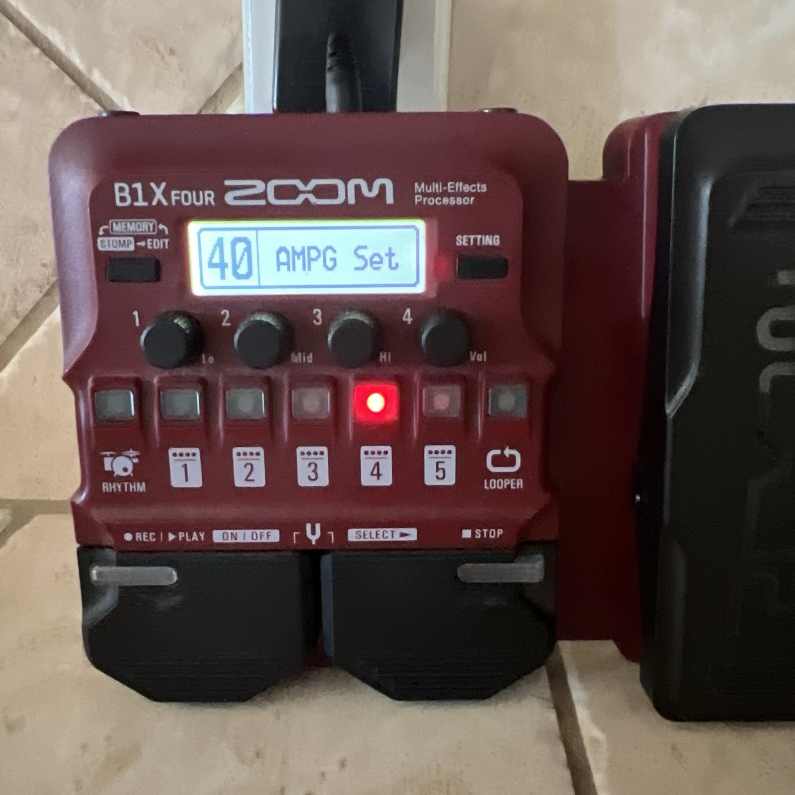 ZOOM Multi-Effects Processor (for Bass) B1 FOUR Red & Zoom with ZOOM PS & Box