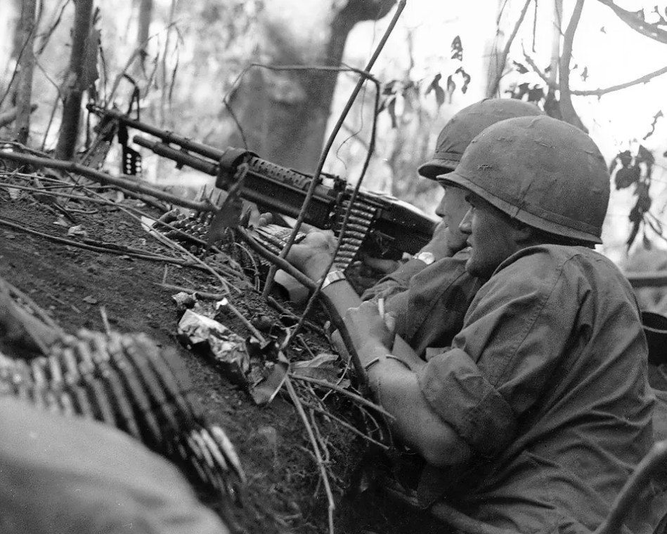 Vietnam War  Photo US Soldiers in Vietnam M-60 Machine Gun  US172