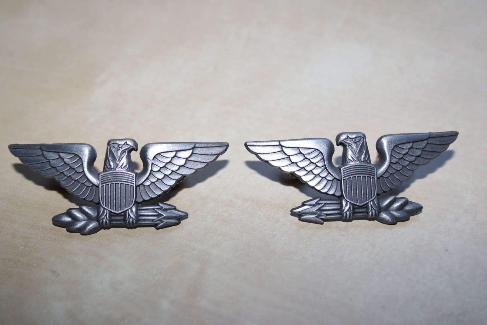 WW2 PATTERN US ARMY WAR EAGLES COLONEL METAL RANK BADGES SCREW POST PAIR