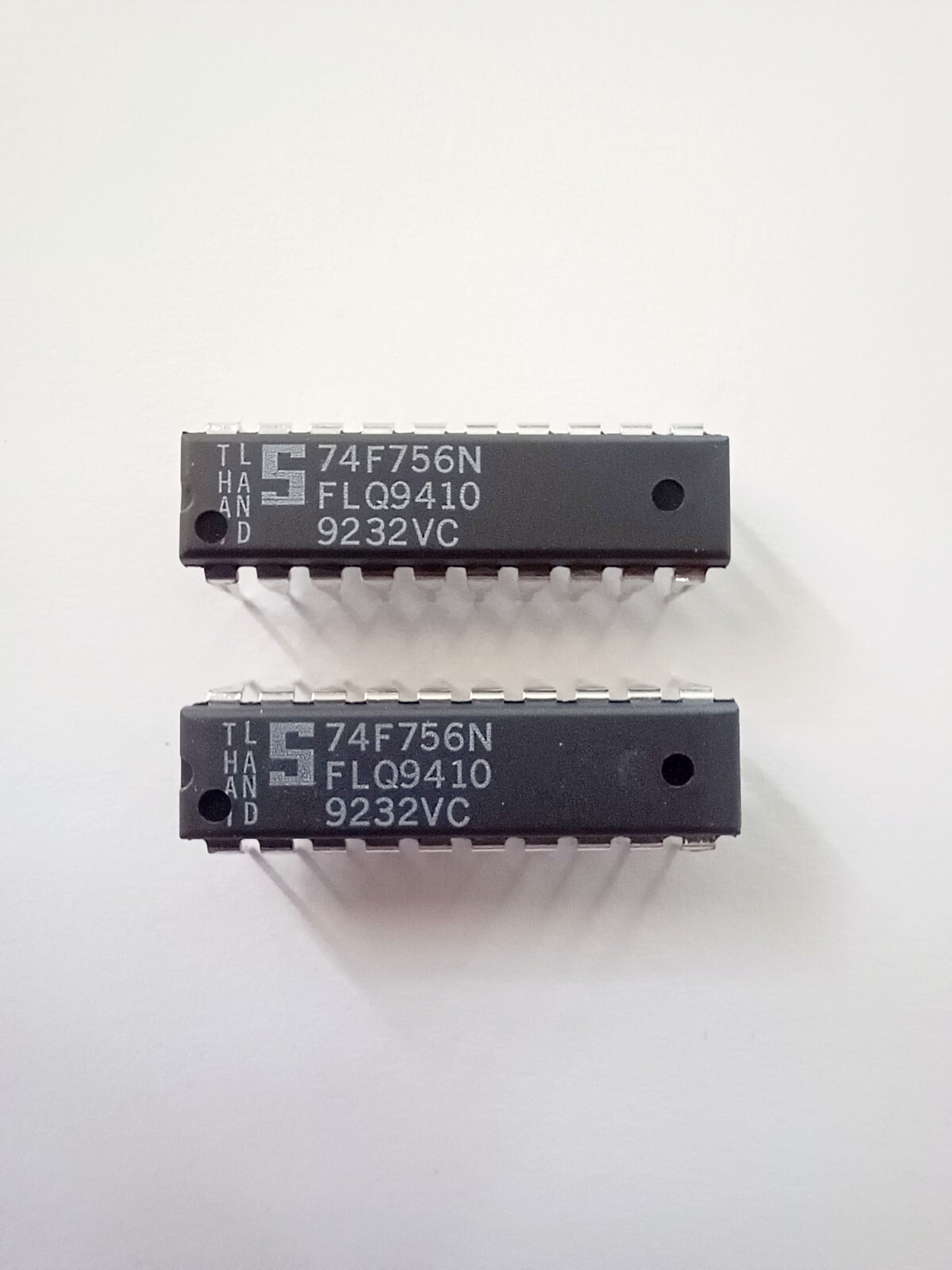 Lot of 2* SIGNETICS 74F756N IC chip  DIP-20 MILITARY OR AVIATION CHIPS NOS, NEW!