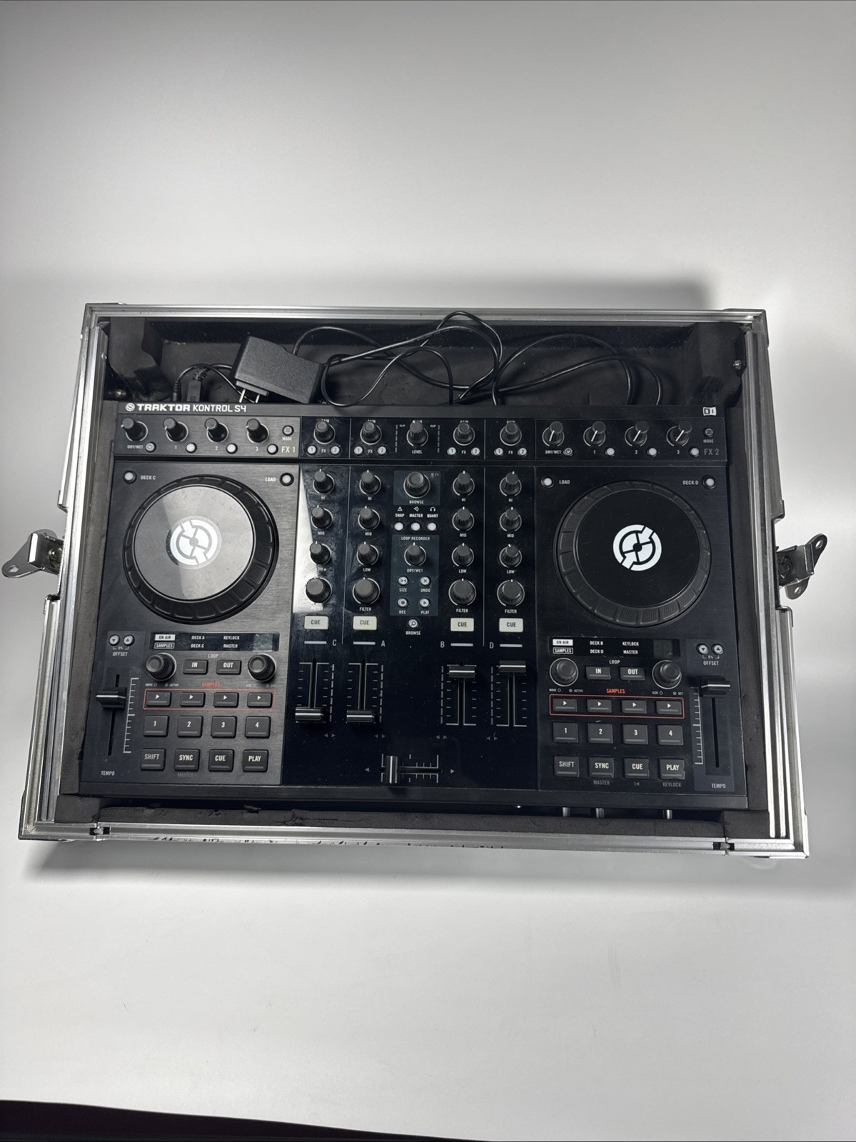 Native Instruments Traktor Kontrol S4 MK1 DJ Controller 4-Channel Black