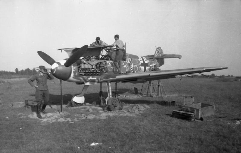 WW2 WWII Photo Luftwaffe Me 109 Bf 109 of JG 54 in Russia World War Two / 6226