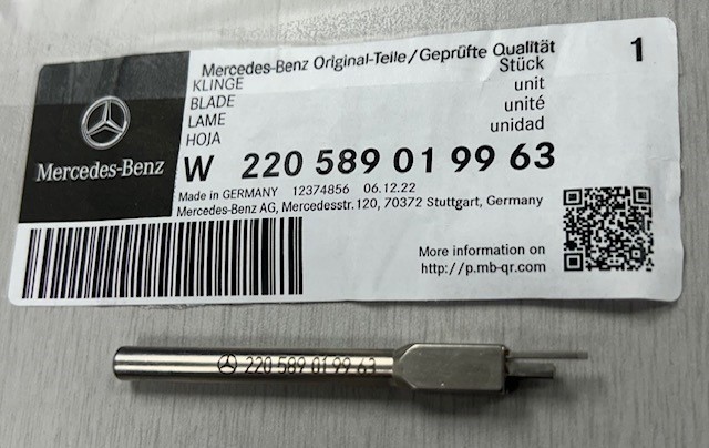NEW Blade - Genuine Mercedes-Benz (W220589019963)