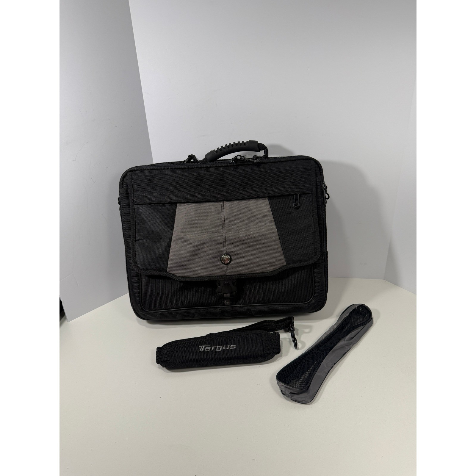 Targus Black Gray Laptop Briefcase Expandable Messenger Bag Business Travel Case