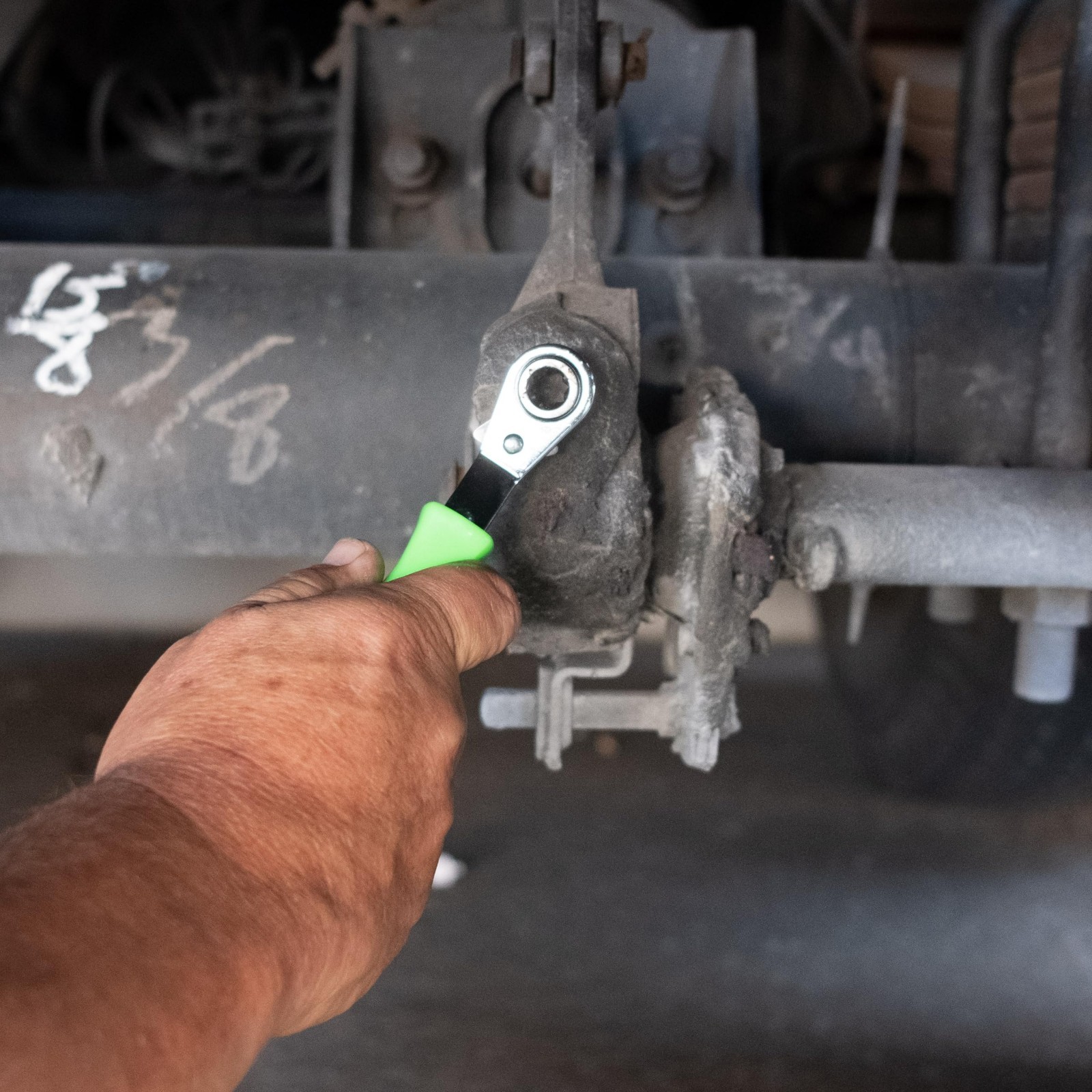 Automatic Slack Adjuster Tool & Wrench - Efficient Brake Adjustment for Semi Tru