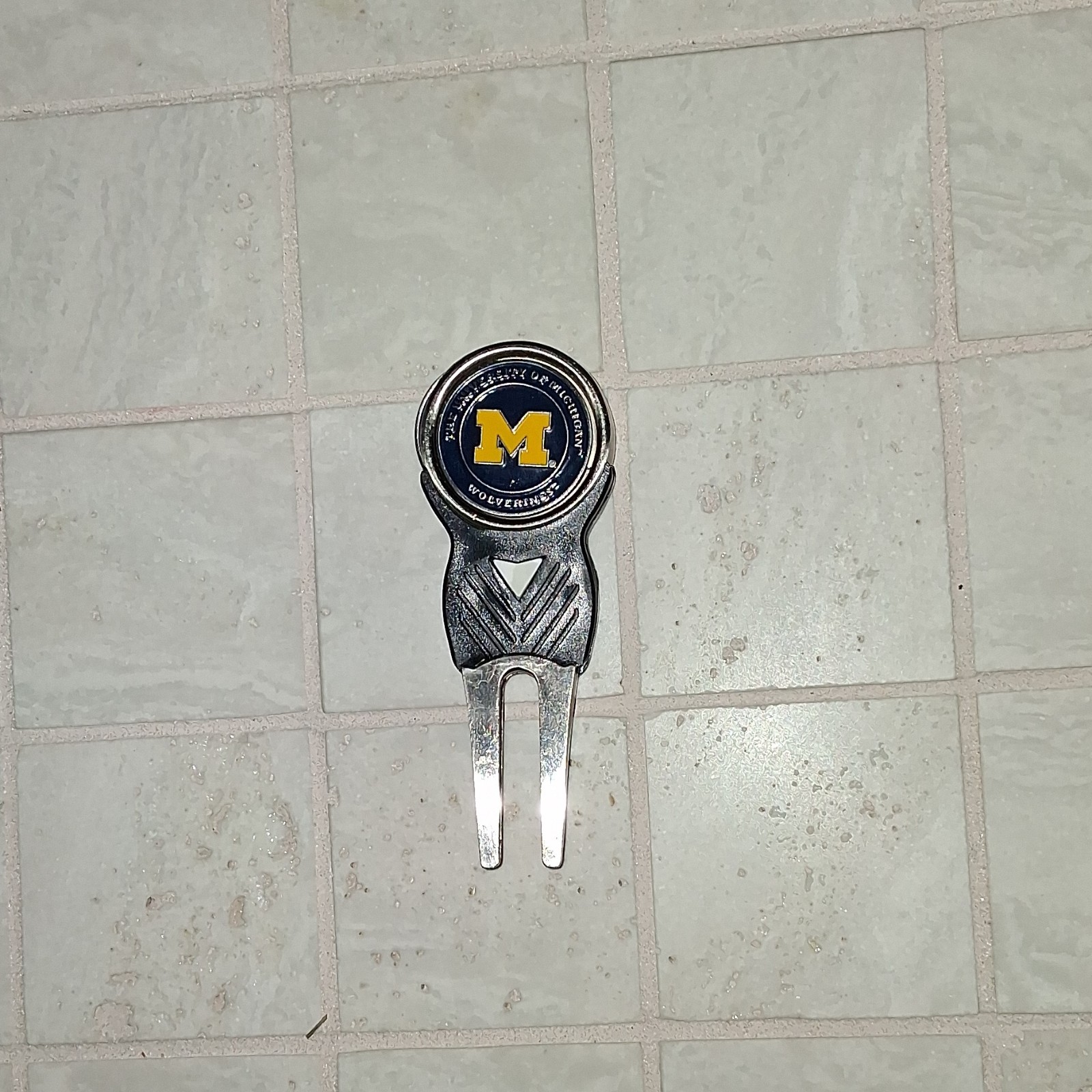 Michigan Wolverines Golf Divot Tool Gold Metal Double Prong with Ball Markers