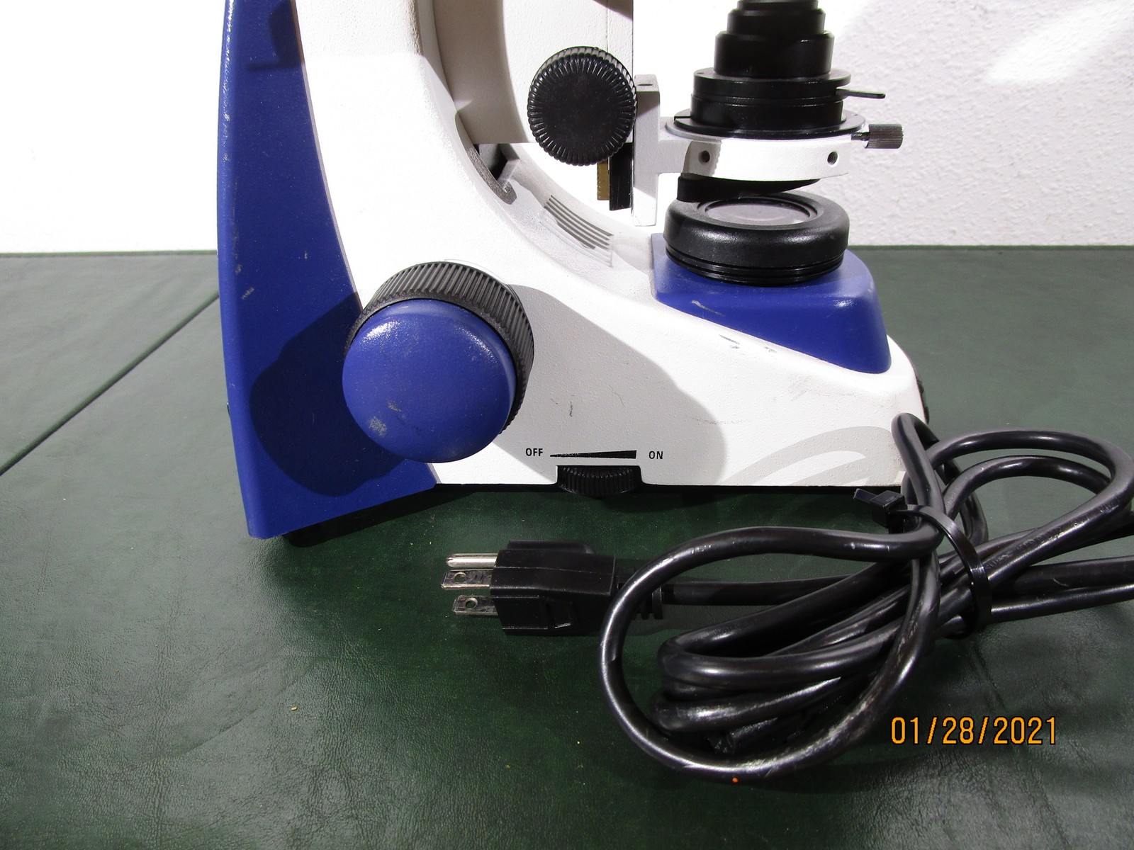 Unico G380 Microscope w Four Objectives