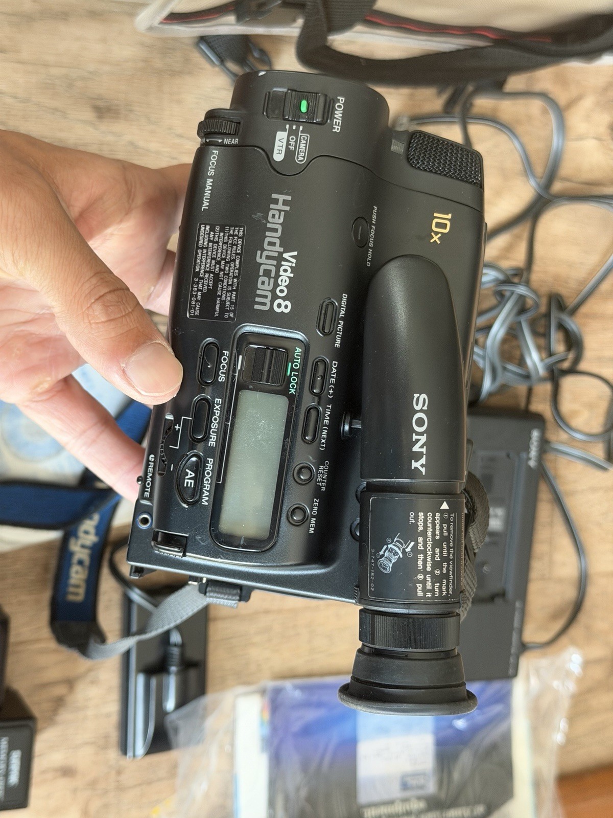 Sony Video 8 Handycam CCD-TR77 With Accessories READ DESCRIPTION