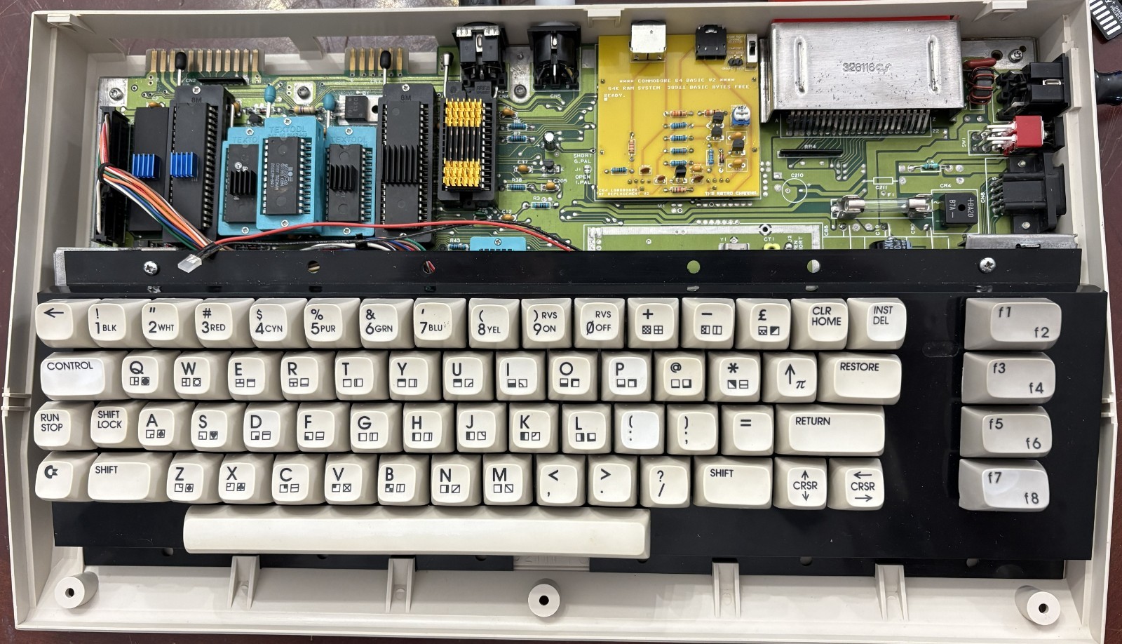 COMMODORE 64C COMPUTER 250466 HEATSINKS TESTED AND WORKING ZIF64
