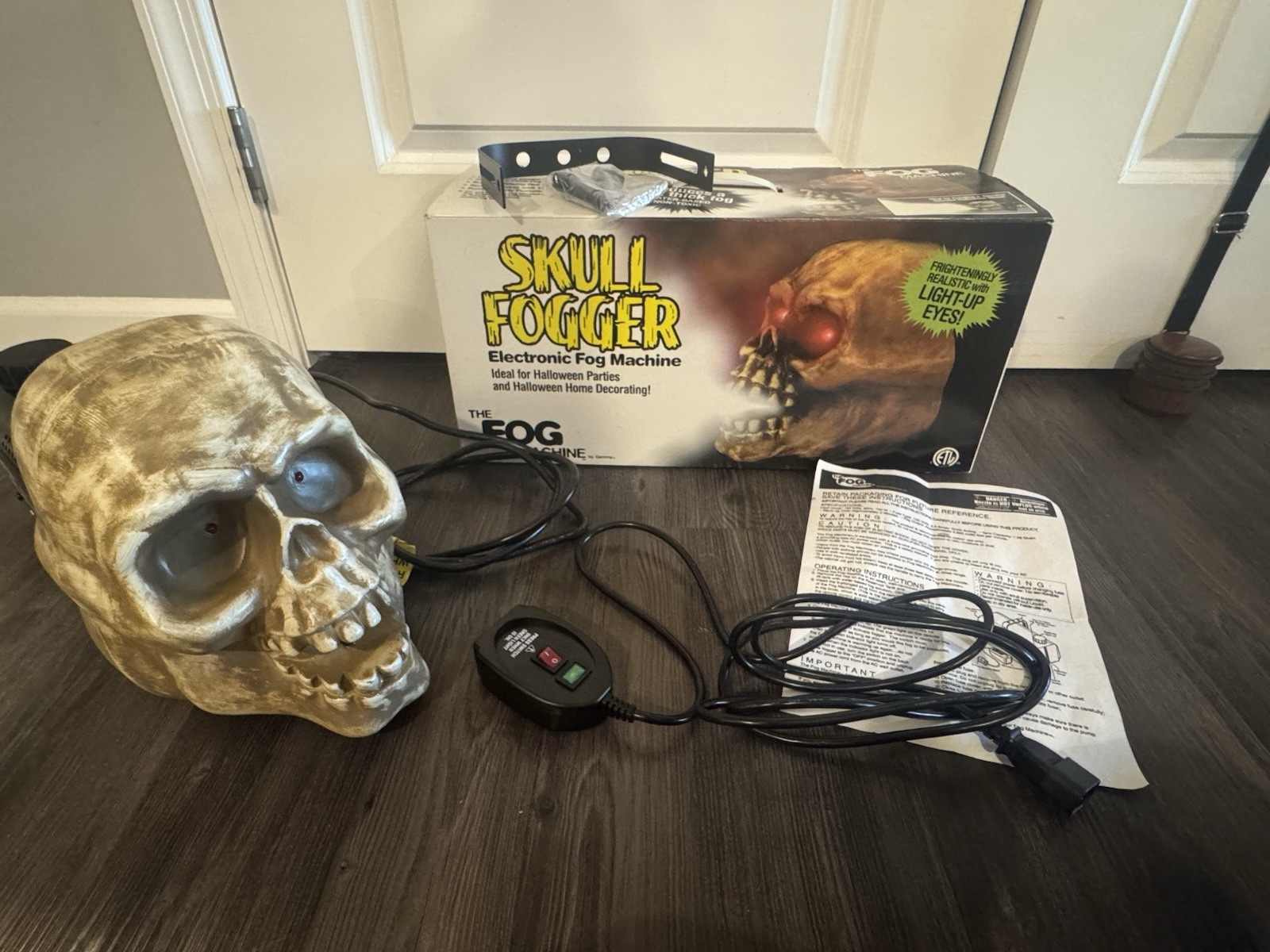 Vintage GEMMY The Fog Machine Halloween Glowing RED EYES Skull Fogger 2001 Works
