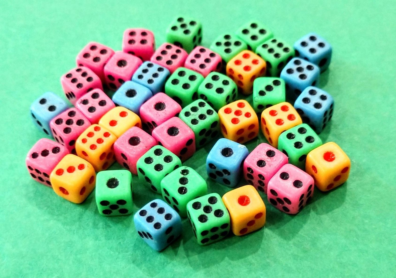 100PCS Tiny D6 Dice 8MM Mini Dice Assorted Colors For Board Games Casino Math Ac