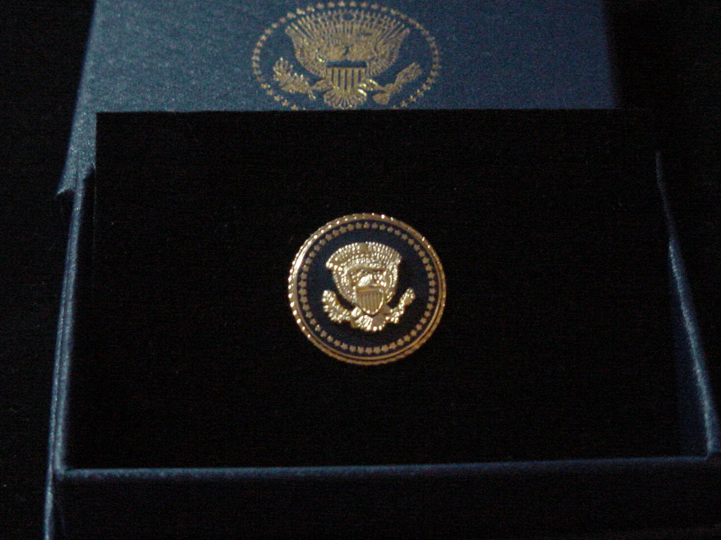 President TRUMP Lapel Pin- Presidential seal Lapel Pin(Gold Color)-Free Shipping