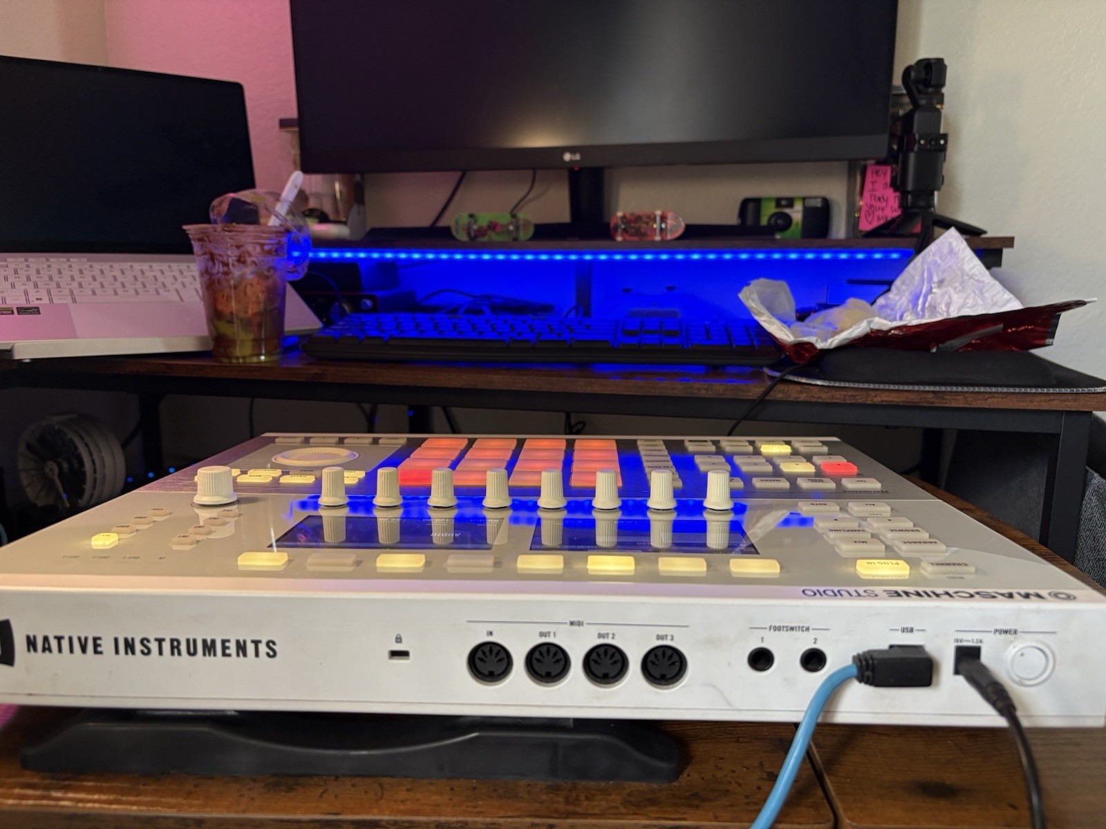 Native Instruments Maschine Studio White with Original box Blue USB & power cord