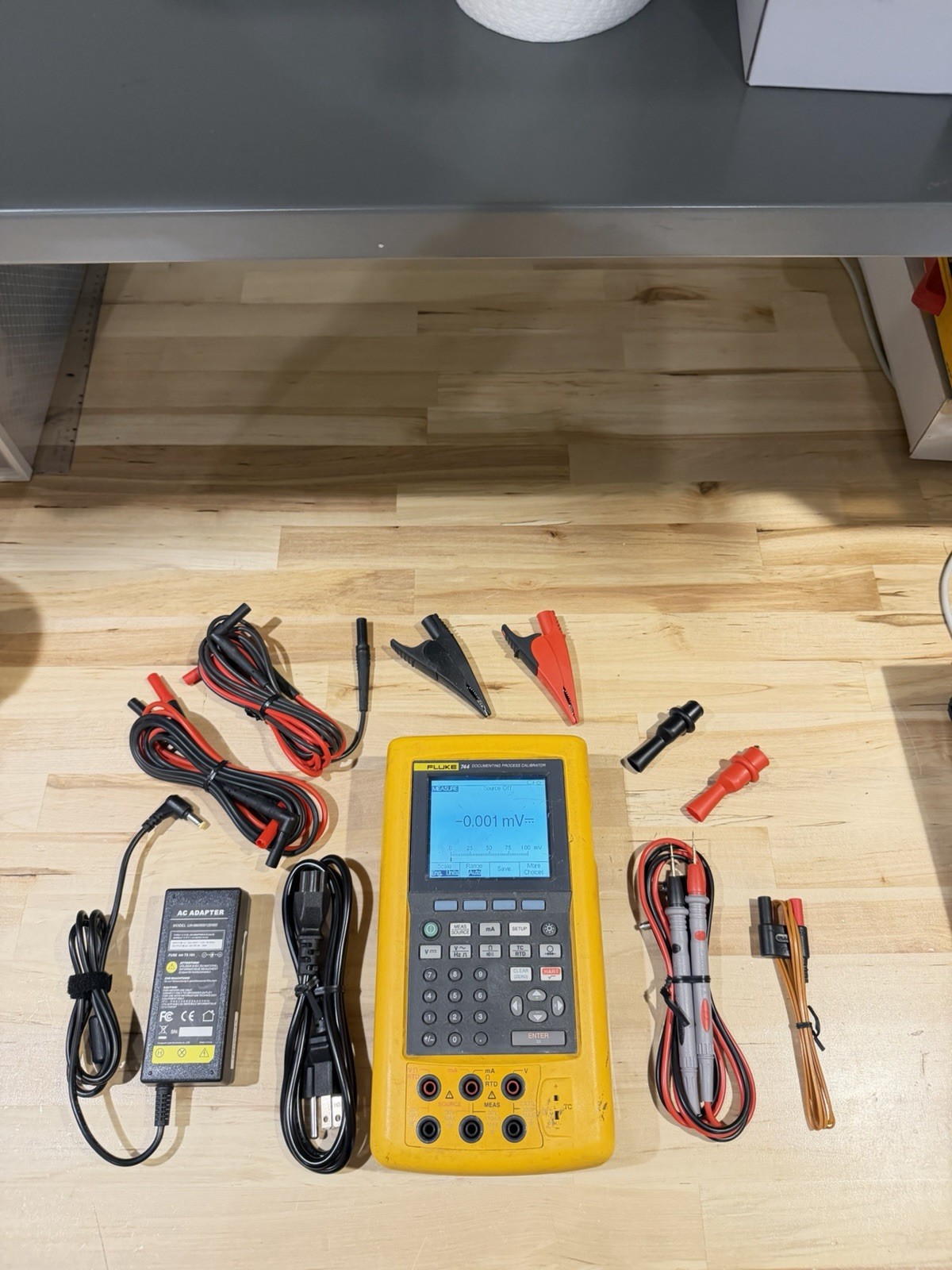 FLUKE 744 DOCUMENTING PRCESS CALIBRATOR W/ LEADS & CHARGER (CALIBRATED 2025)