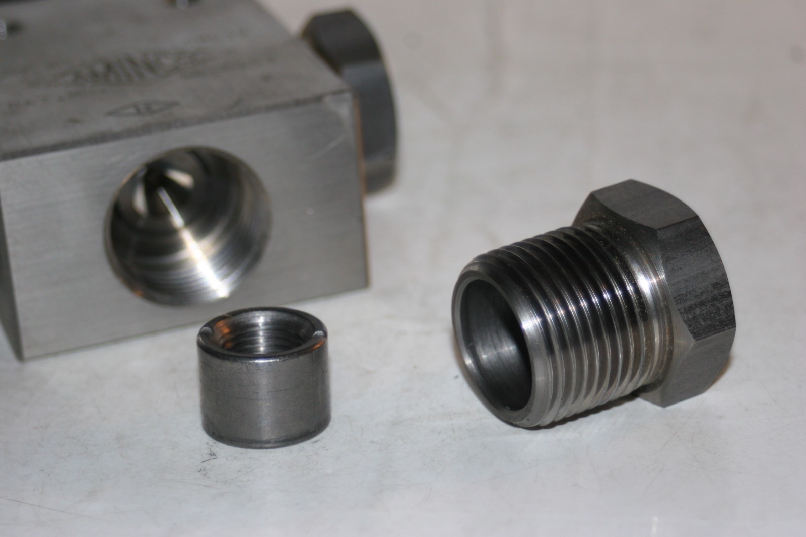 Aminco 44-6133 High Pressure SS Angle Needle Valve 60,000 Psi (.59 Tube OD)