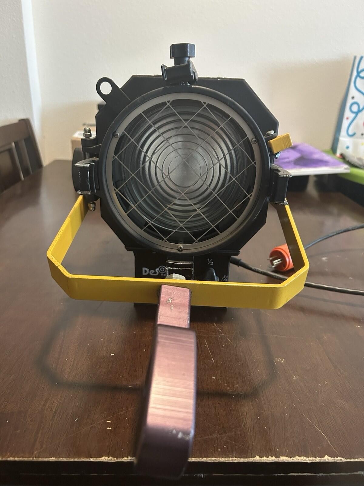 DeSisti Leonardo 1000W Fresnel Mod. 310/311 - Continuous Studio Lighting Tested