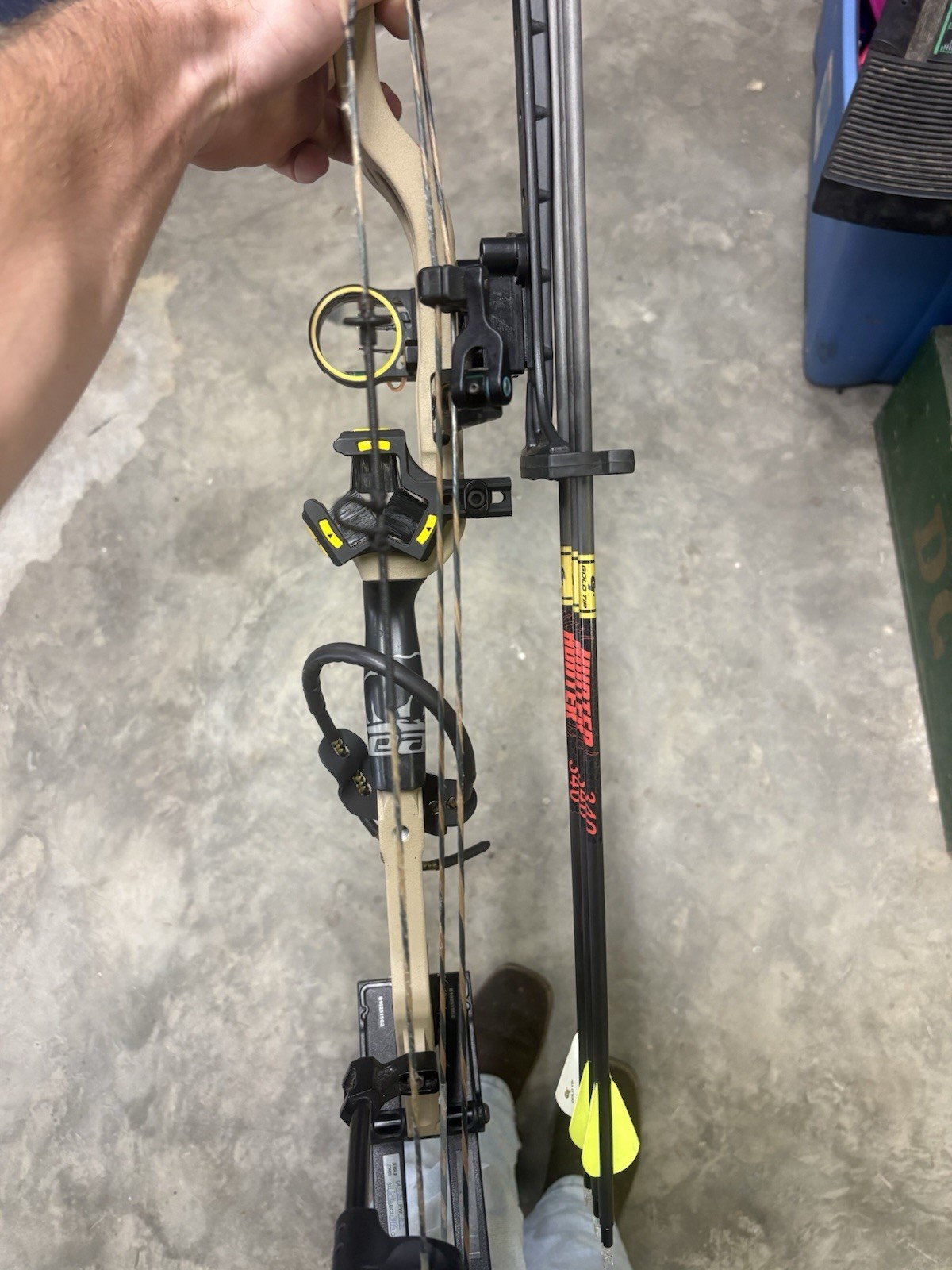 Bear Archery BR33 RH Compound Bow 70lb 33in. Bow Only.
