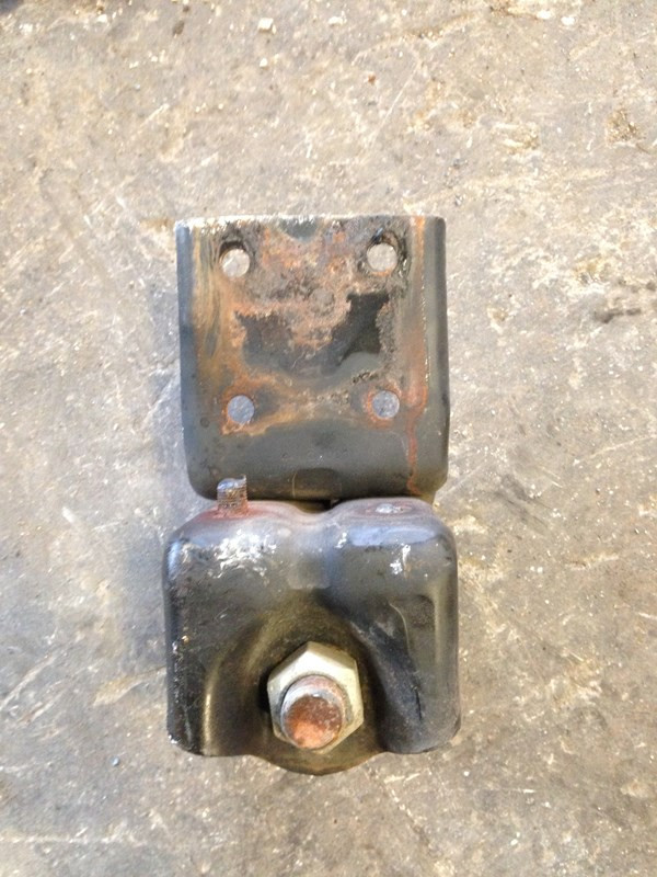 1998 International 4700 Suspension Bracket 470228C3 (641-11418)