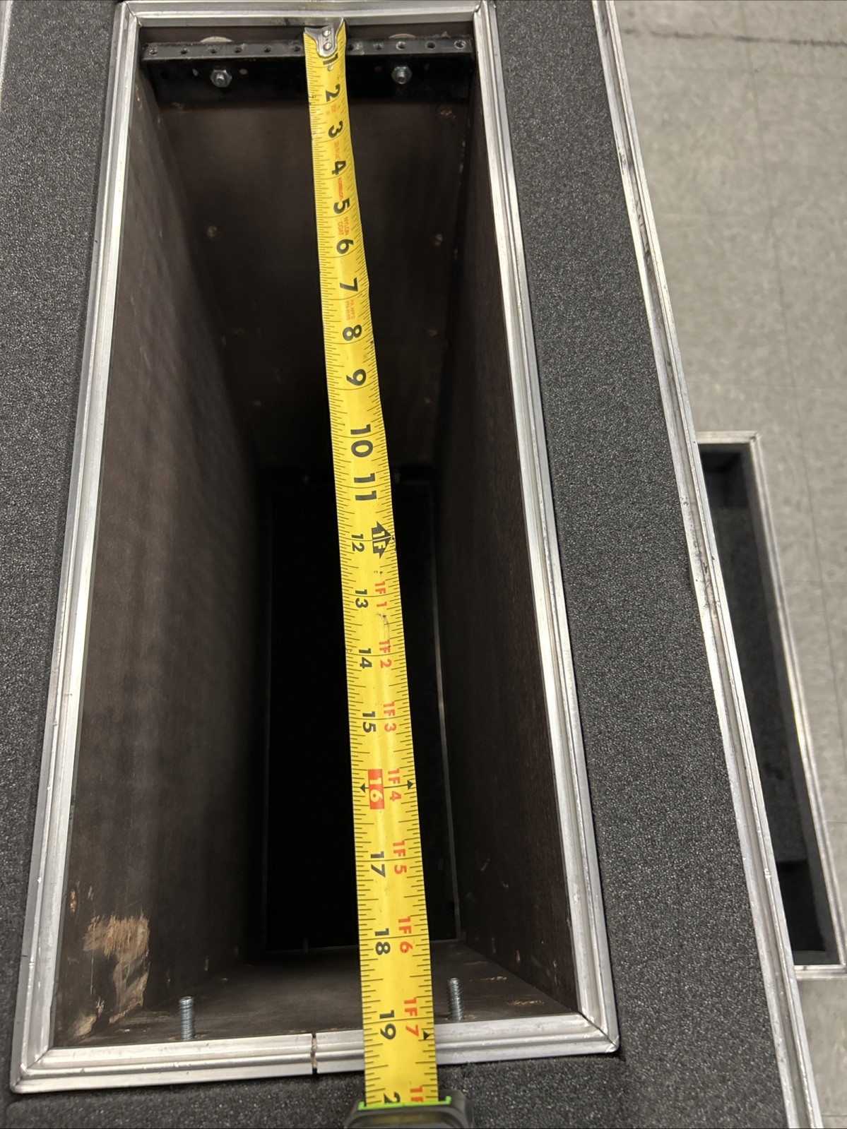 Flight Case Server Rack 4U Penn Elcom 19” Wide 21” Depth 2” Foam, missing parts