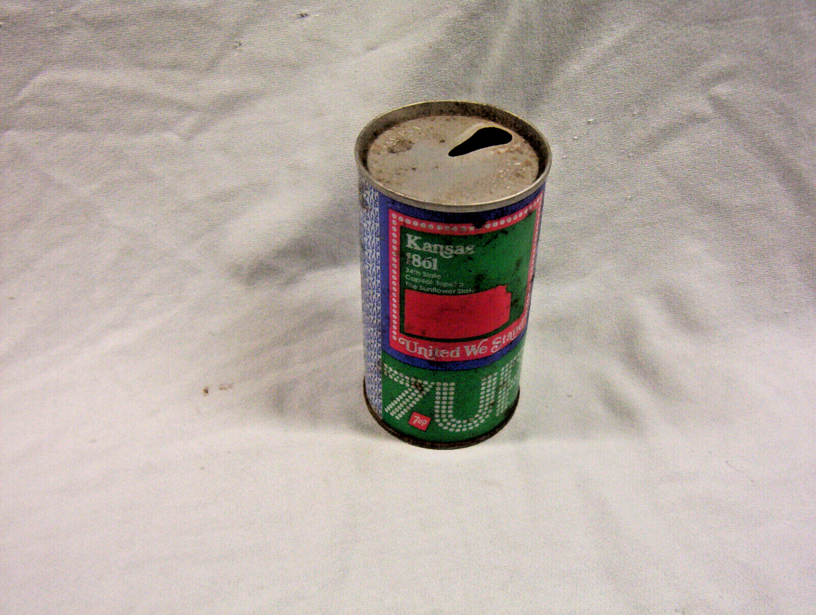 Vintage 7up soda can "United We Stand" featuring the various U.S. States