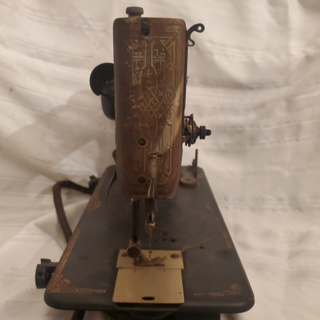 Vintage Singer Model 101 Sewing Machine - Motor works - For Refurbishment
