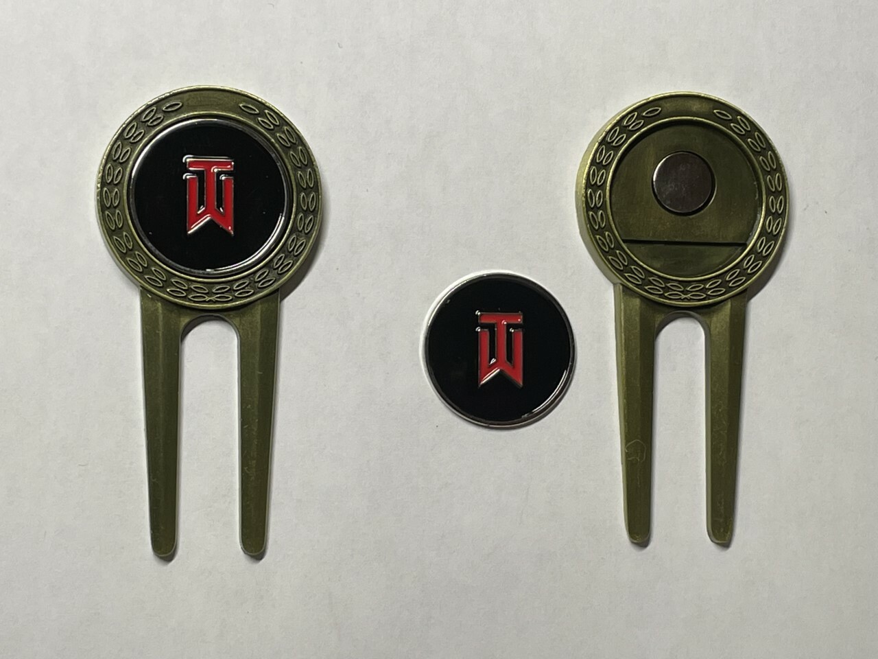 (1) TW Tiger Woods Nike Divot Tool & 1" Flat Coin Style Golf Marker - A Beauty!