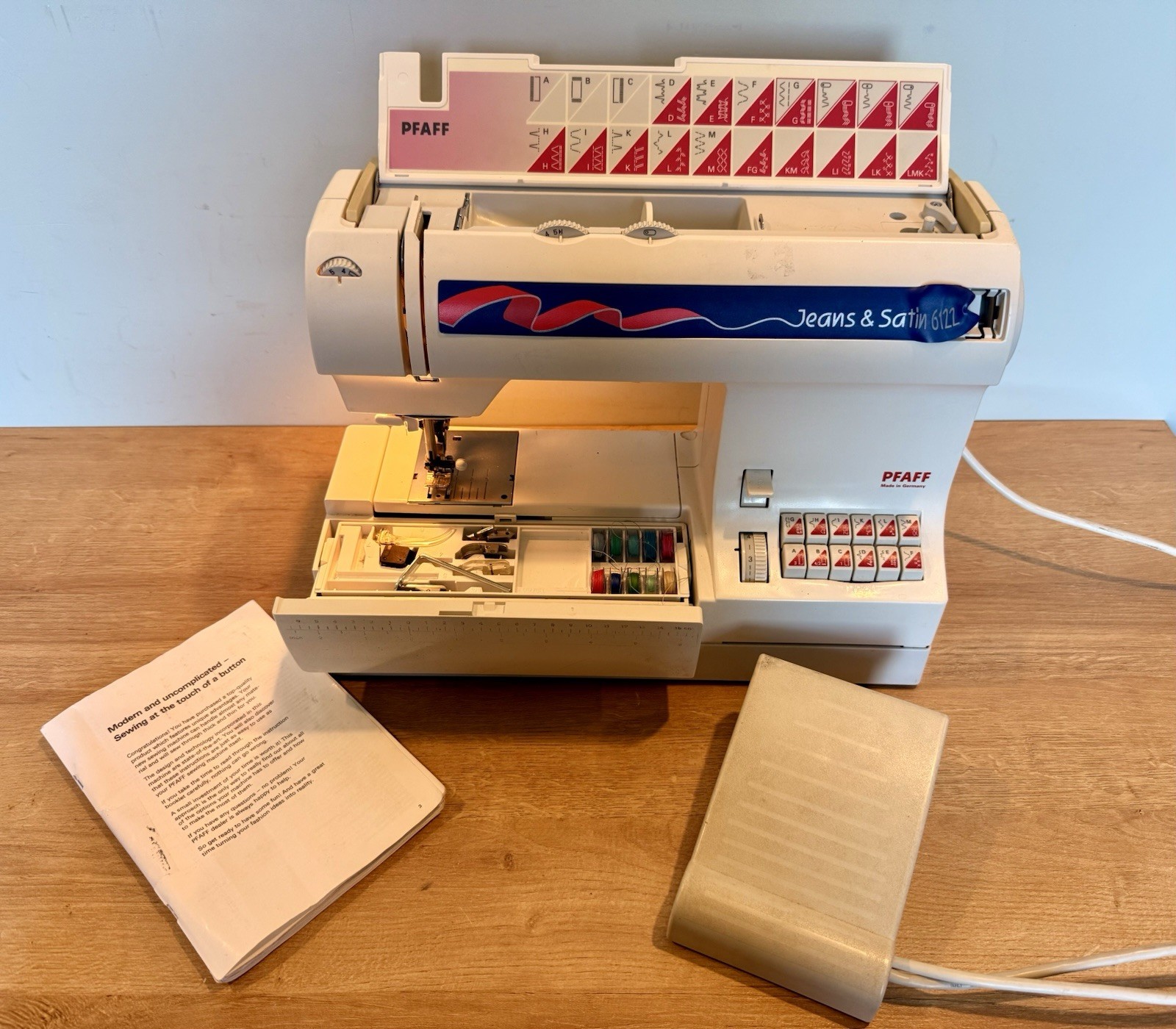 PFAFF 6122 Jeans & Satin Sewing Machine, Original Presser Feet. W/ Manual
