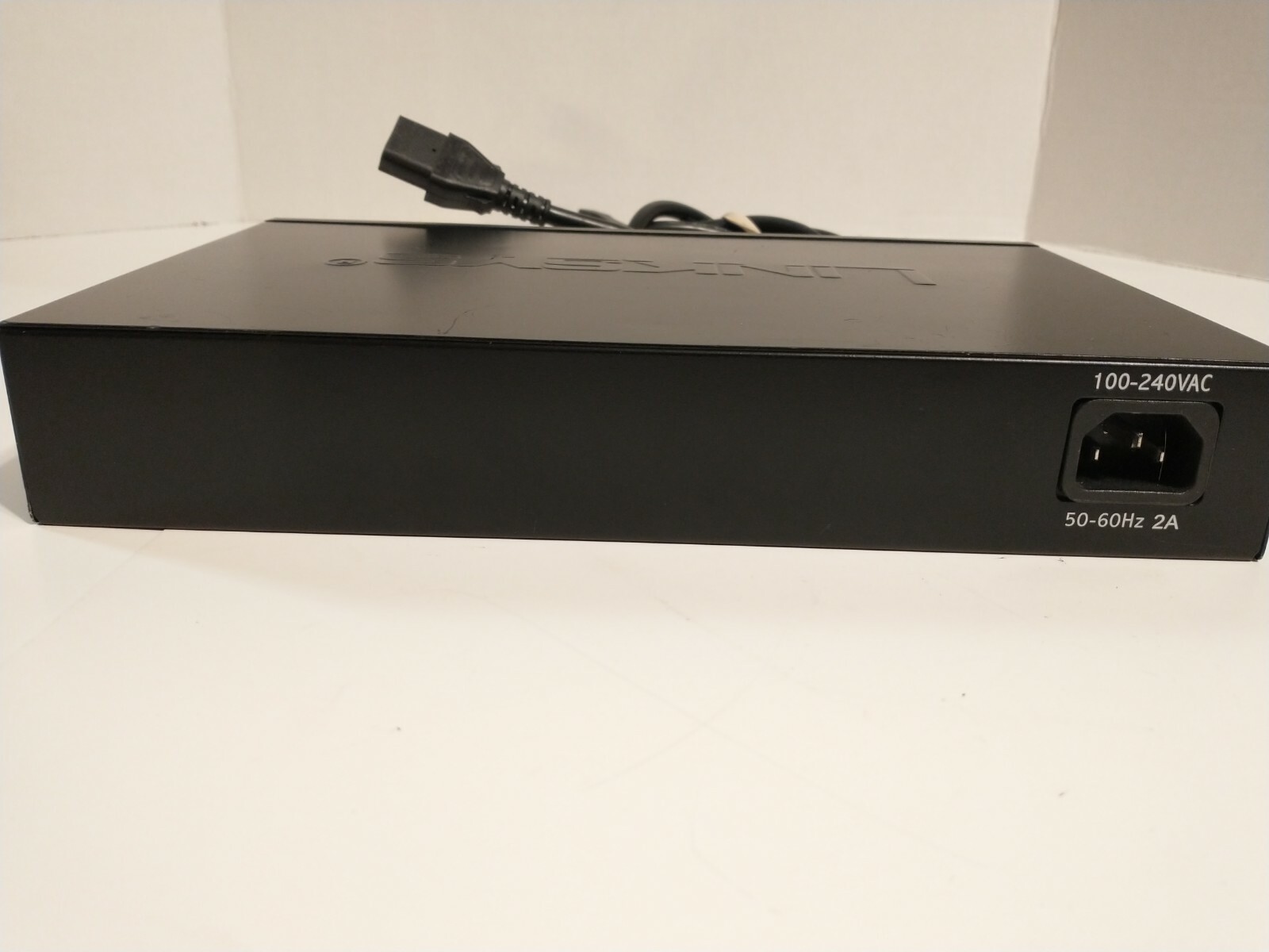 Linksys (Cisco) EF4116 - Half Rack EtherFast 10/100Mbp (16-Ports Switch)